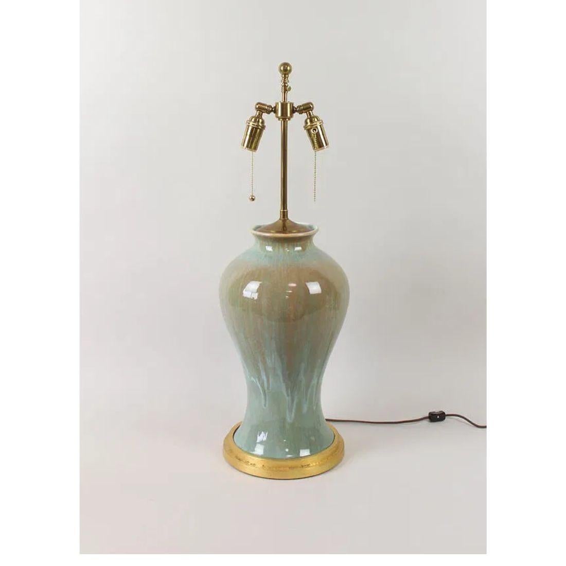 Lampe en céramique à glaçure goutte à goutte de John Boone, réalisée à la main, dans les tons céladon et taupe.  Le corps de la lampe est un vase de style asiatique avec une base circulaire en métal peint en or.  La lampe est dotée de deux lumières,