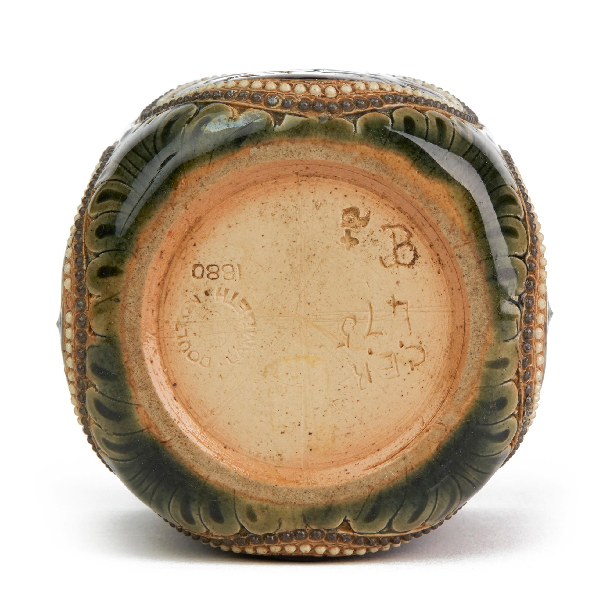 Rare et exceptionnel récipient en forme de gobelet en poterie d'art Lambeth de Doulton, magnifiquement décoré de panneaux floraux par le célèbre artiste John Broad et daté de 1880. Cette pièce d'une finesse inhabituelle est de forme carrée avec des