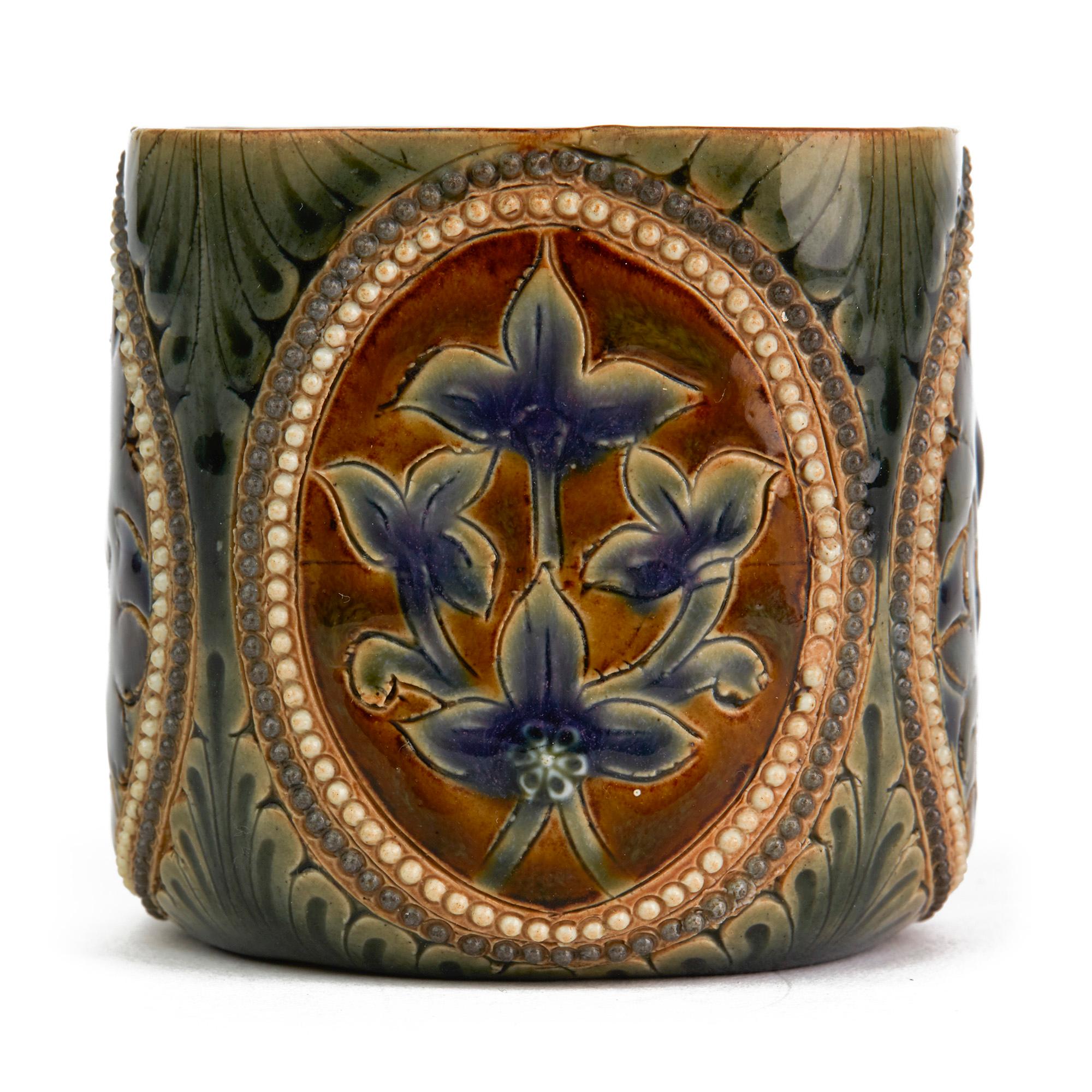 Fatto a mano John Broad Doulton Lambeth Rare Art Pottery Beaker Vase Datato 1880 in vendita