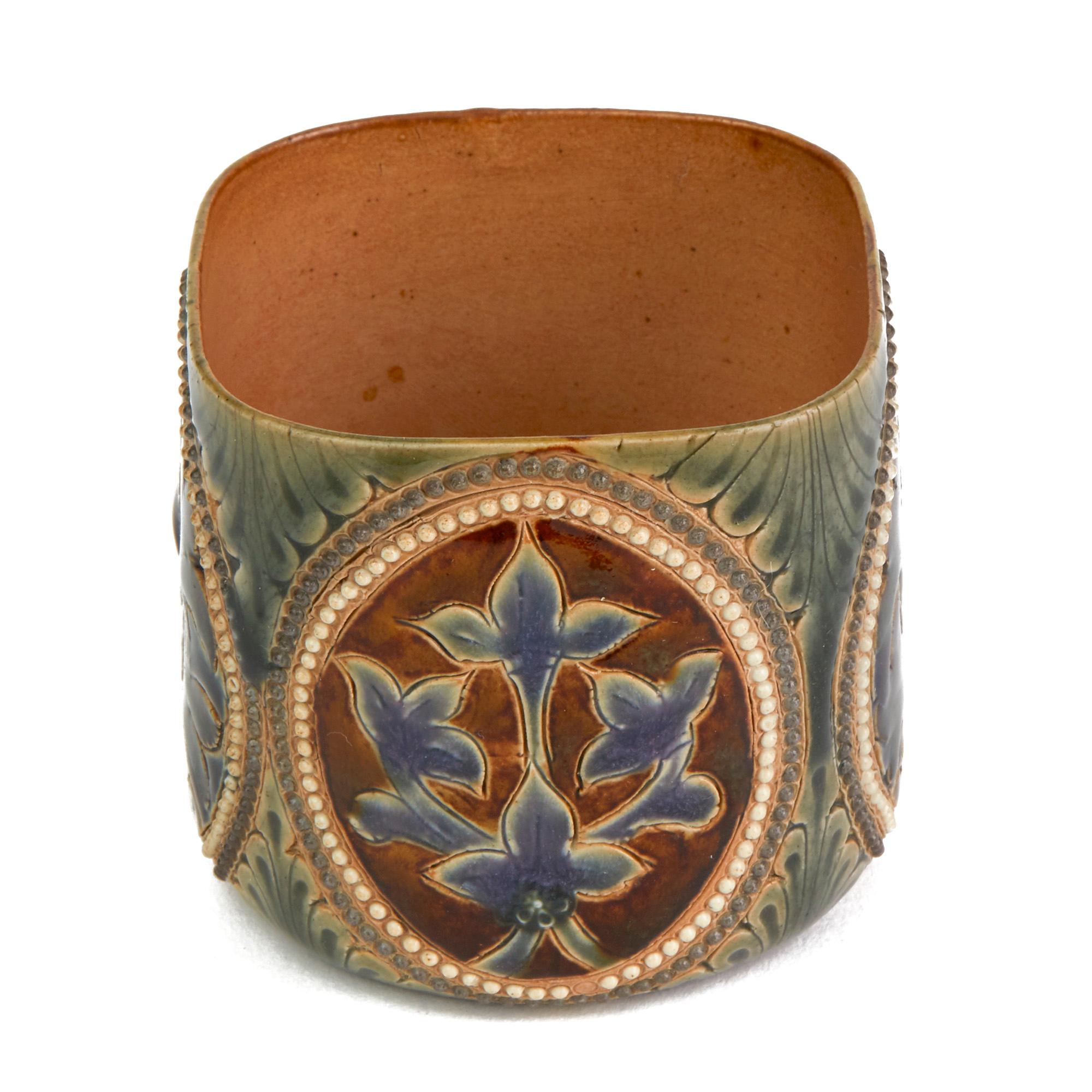 John Broad Doulton Lambeth Rare Art Pottery Beaker Vase Dated 1880 In Good Condition For Sale In Bishop's Stortford, Hertfordshire
