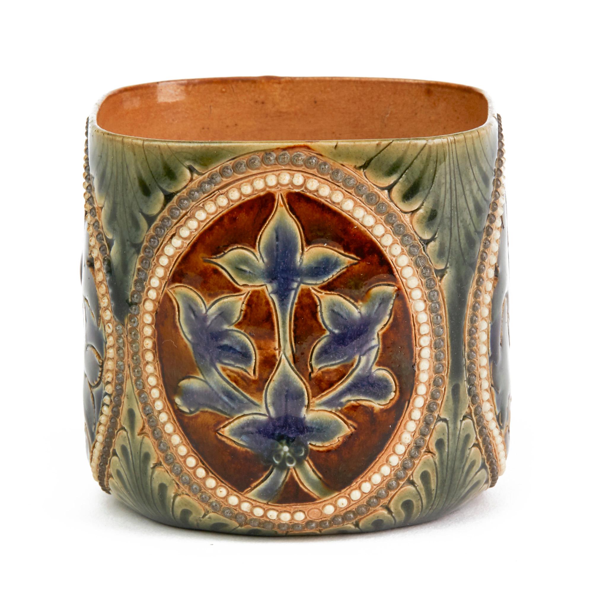 Fin du XIXe siècle Vase gobelet en poterie d'art rare de John Broad Doulton Lambeth, daté de 1880 en vente