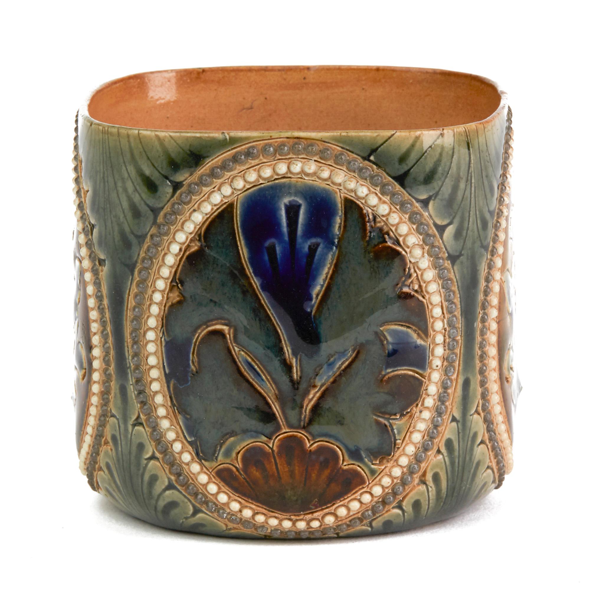 Terracotta John Broad Doulton Lambeth Rare Art Pottery Beaker Vase Datato 1880 in vendita