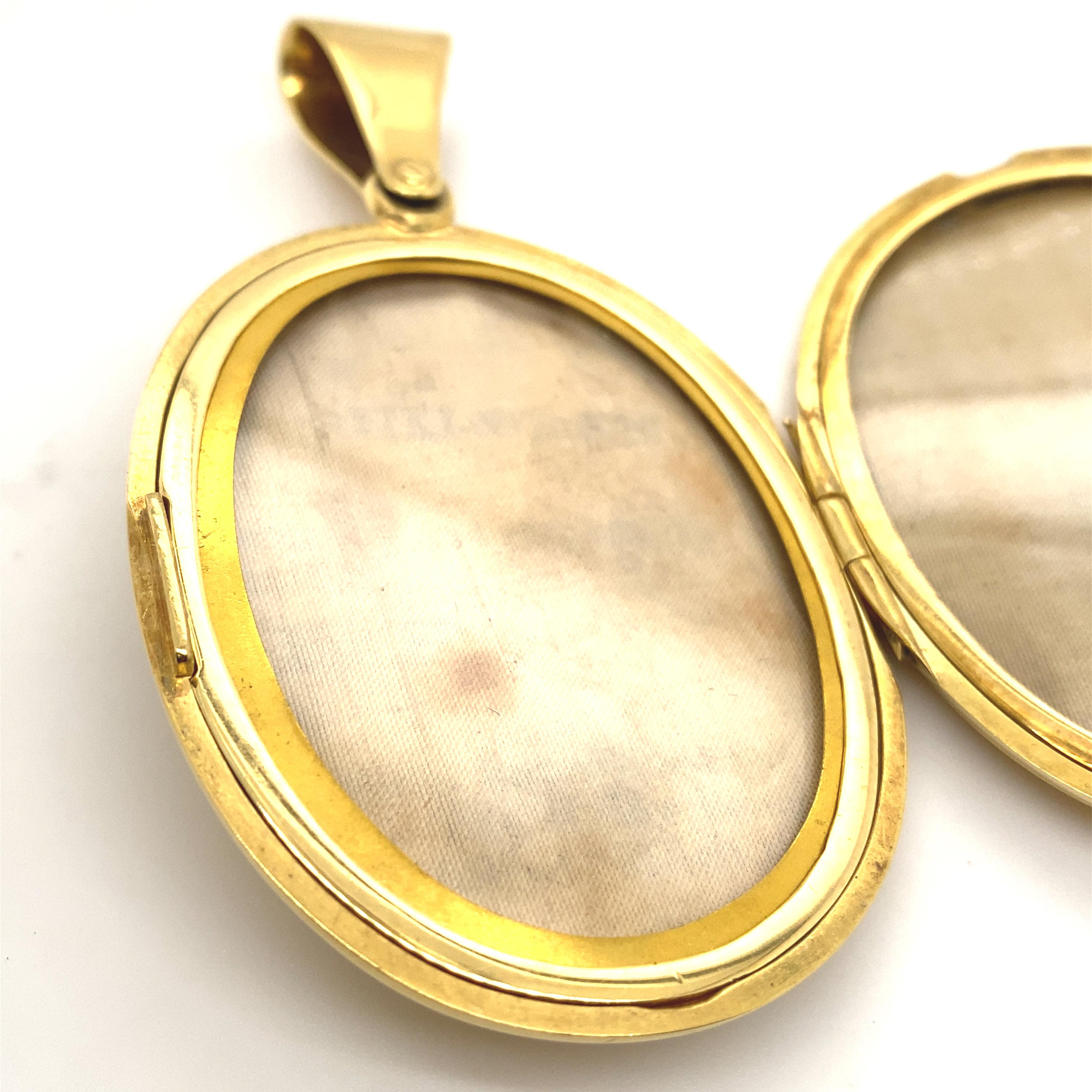 John Brogden, médaillon ovale en or jaune 18 carats, c. 1870 Pour femmes en vente