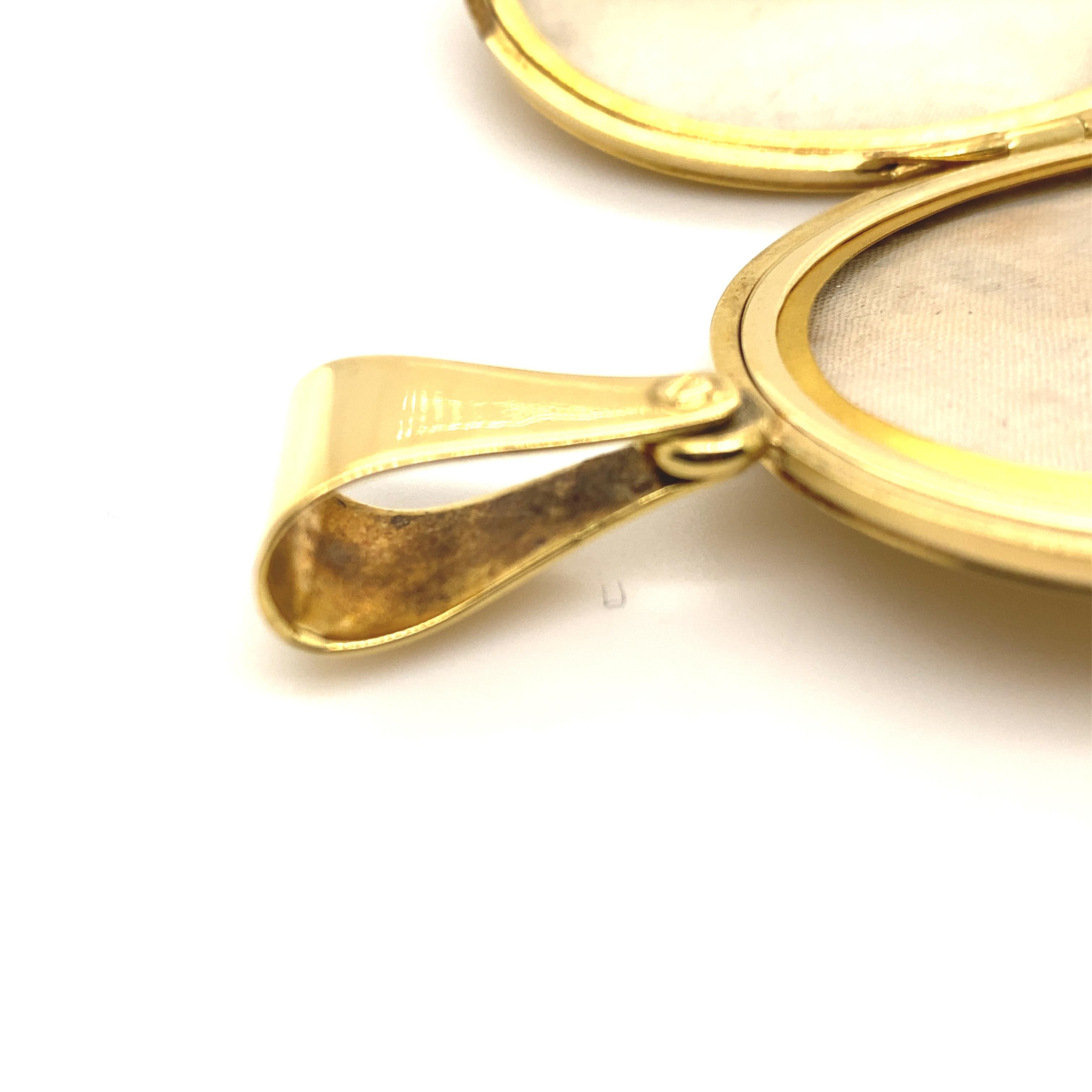 John Brogden Oval Locket 18 Karat Yellow Gold, Circa 1870 1