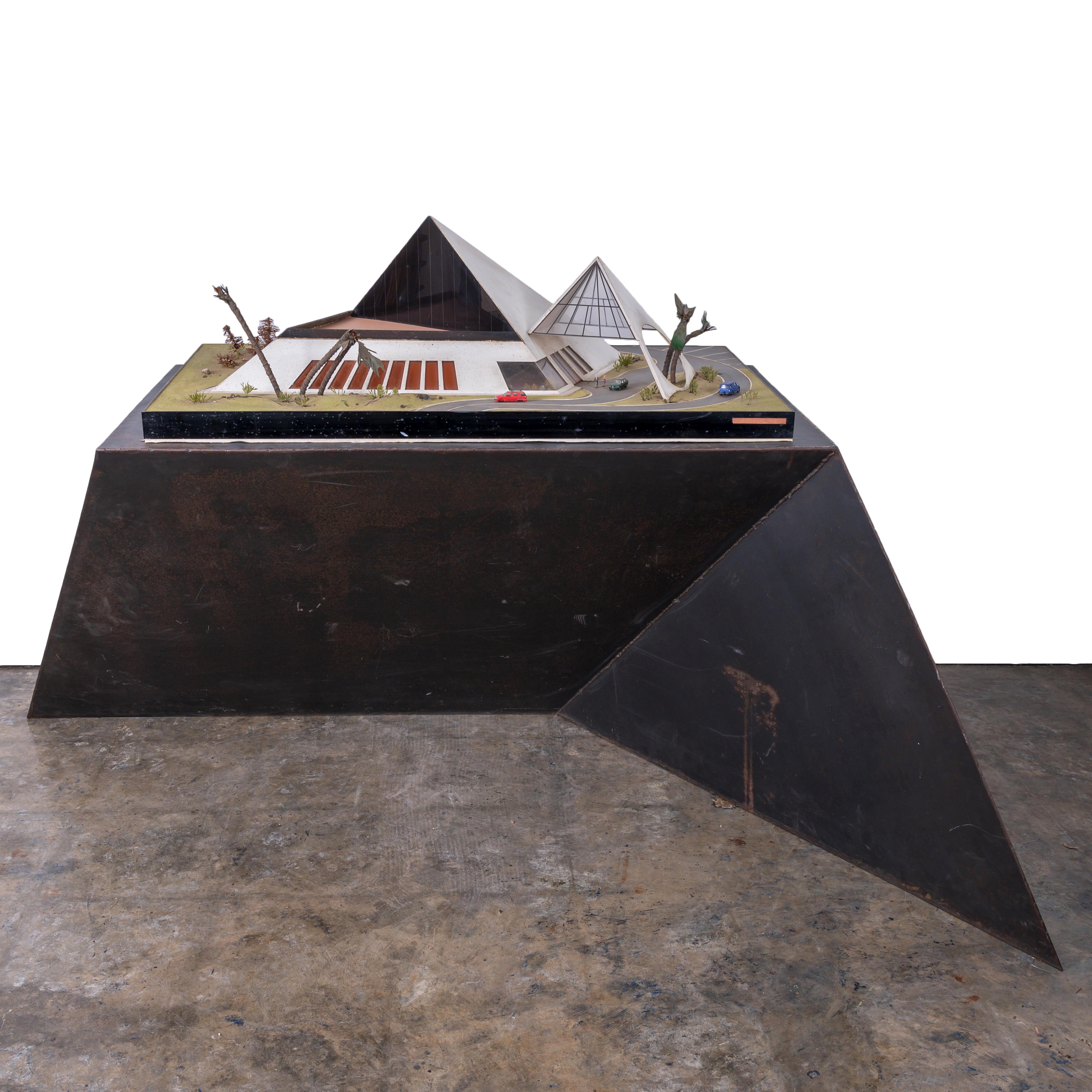 Giovanni 'John' Bucci
(Italo-Amerikaner, 1935-2019)

Ein konzeptionelles futuristisches Restaurant- und Nachtclubmodell. 
Glasfaser, Acryl und verschiedene Medien

40 Zoll breit, 23 Zoll tief und 15 Zoll hoch