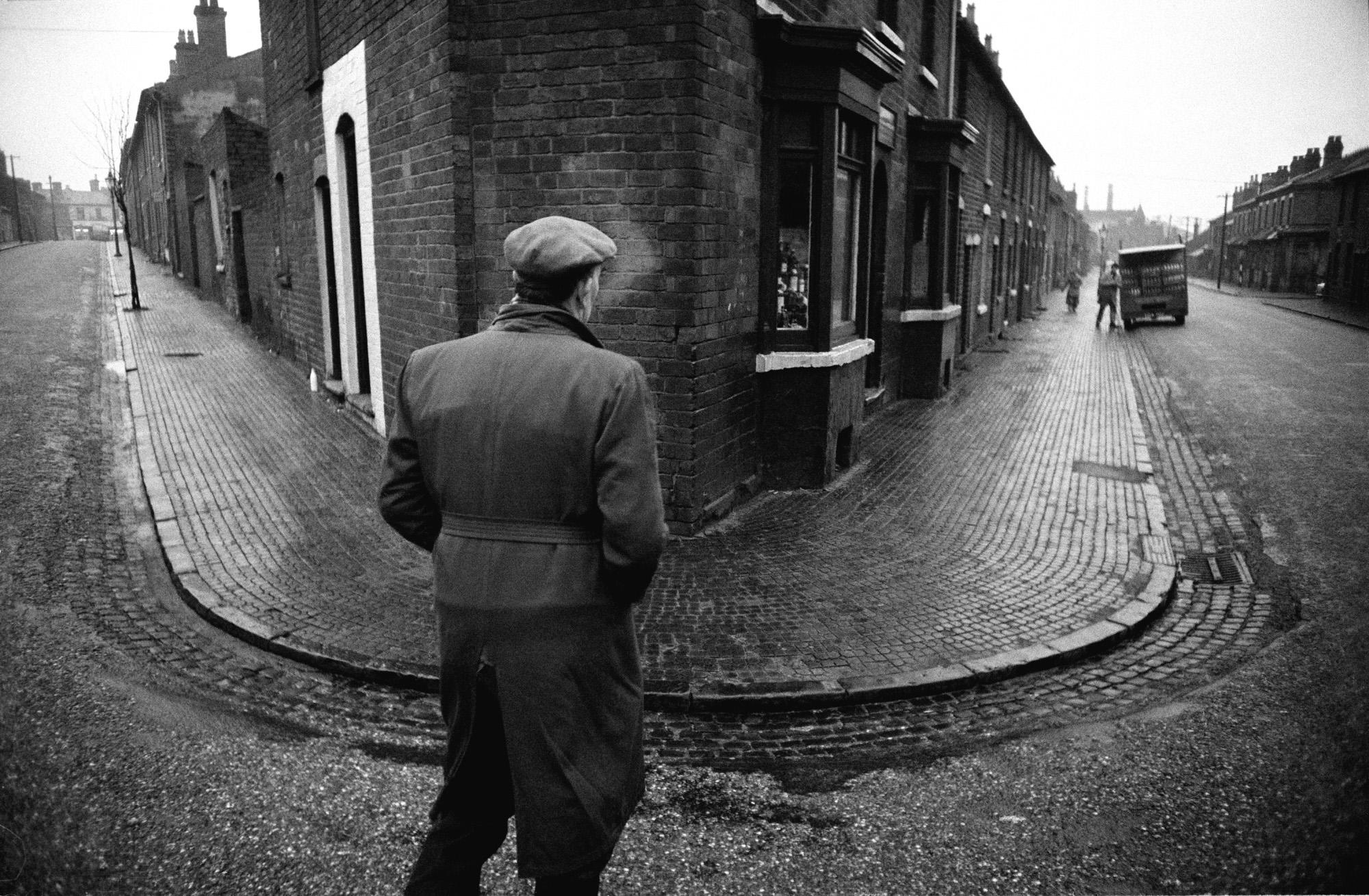 Signiert und nummeriert
Silber-Gelatine-Druck
13 x 20 Zoll
Auflage von 50 Stück 

John Bulmer (geb. 1938) ist vor allem für seine sozialdokumentarische Fotografie des Nordens von England bekannt und war der erste, der ein Farbcover für das Sunday