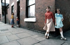 Manchester Girls in Street, 1977 – John Bulmer (Fotografie)