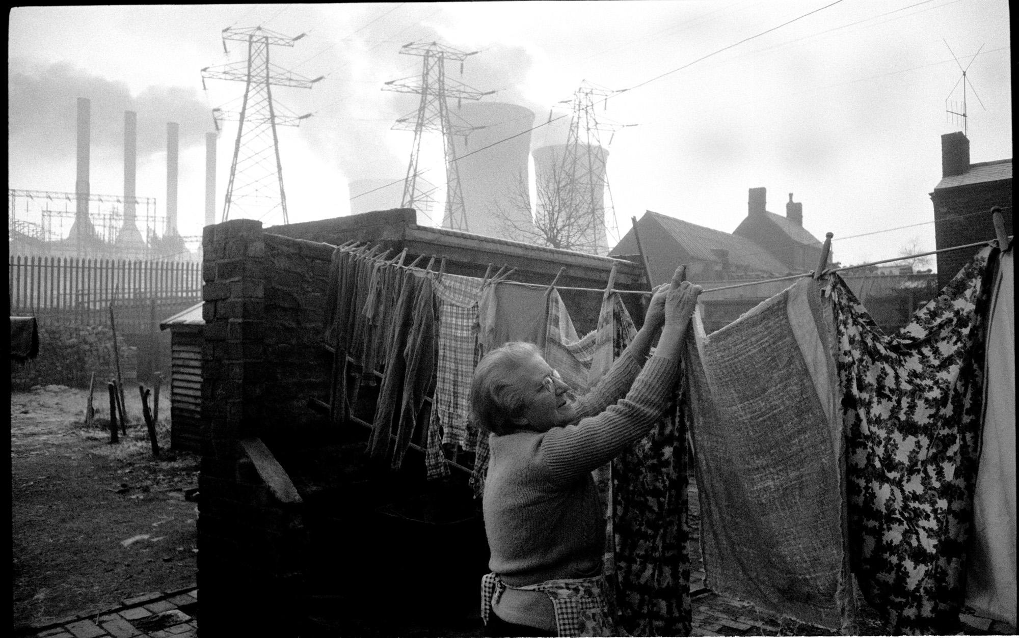 Signiert und nummeriert
Silber-Gelatine-Druck
20 x 24 Zoll
Auflage von 50 Stück 

John Bulmer (geb. 1938) ist vor allem für seine sozialdokumentarische Fotografie des Nordens von England bekannt und war der erste, der ein Farbcover für das Sunday