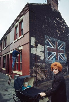 Signora con testa rossa e carrozzina, anni '60 circa - John Bulmer (Fotografia)
