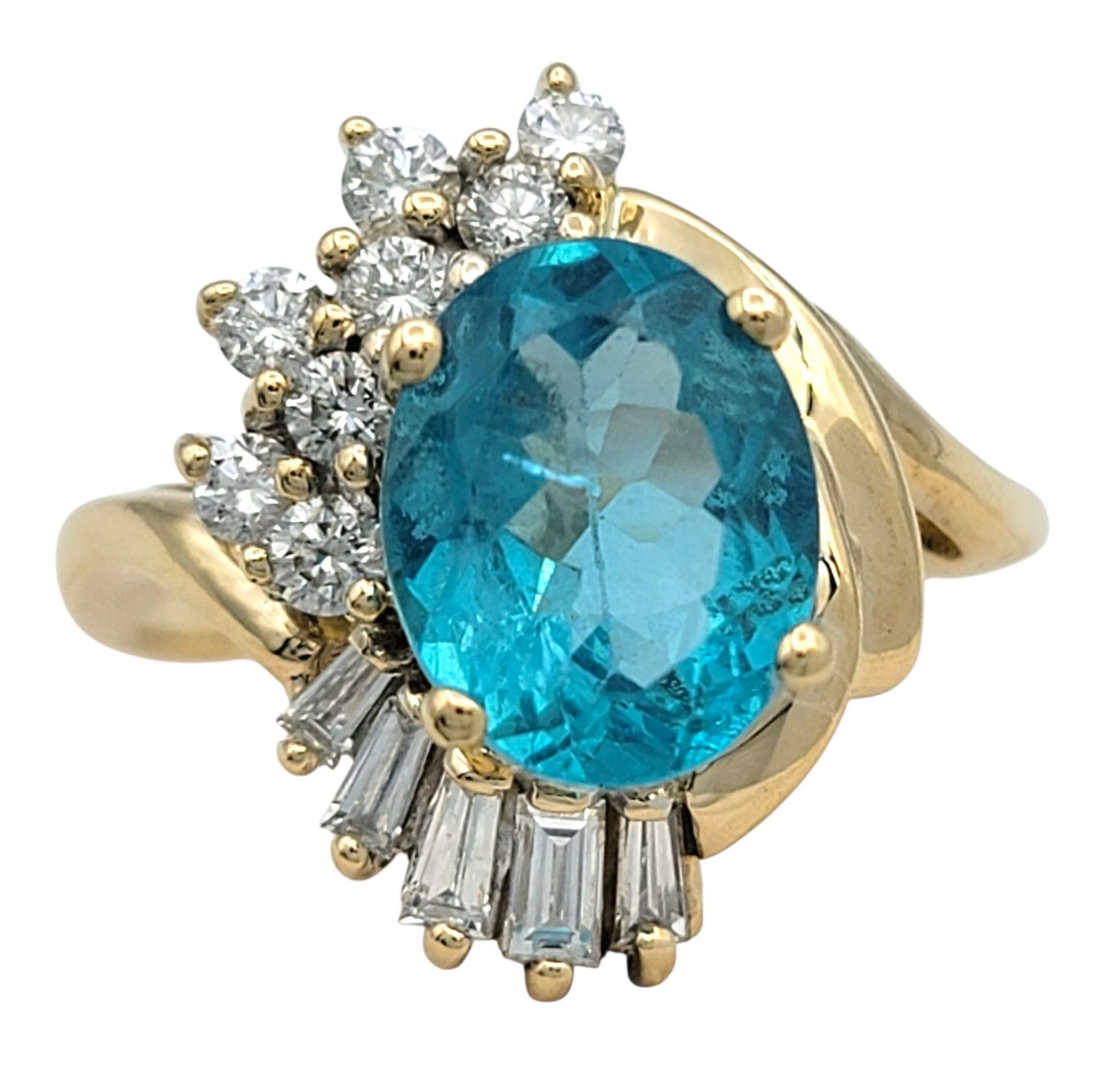 Cette bague exquise présente en son centre une apatite d'un bleu néon éclatant, d'une teinte océanique captivante qui attire instantanément le regard. La pierre précieuse est élégamment encadrée par une combinaison de diamants ronds et de diamants