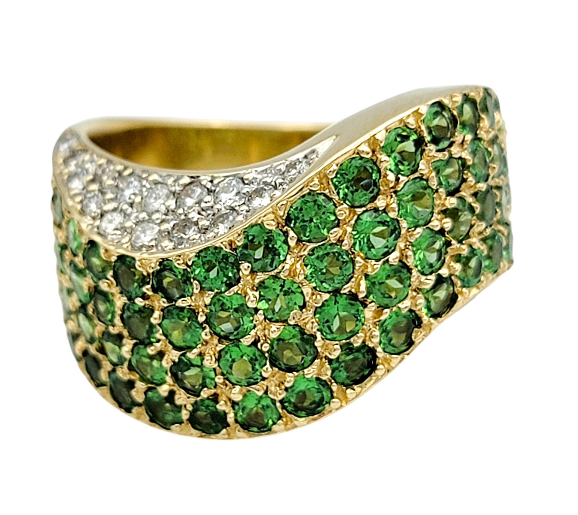 Taille de l'anneau : 5

Voici cette étonnante bague à pavage de John C. Rinker, un mélange exquis d'art et de luxe. Réalisée en or jaune 14 carats, cette superbe bague présente un motif ondulé unique qui s'écoule élégamment autour du doigt. Le