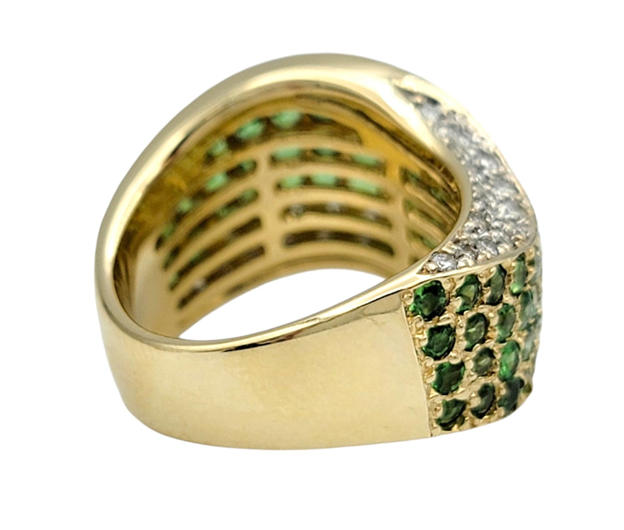 Taille ronde John C. Rinker, bague jonc ondulé en or jaune 14 carats, tsavorite et diamants en vente