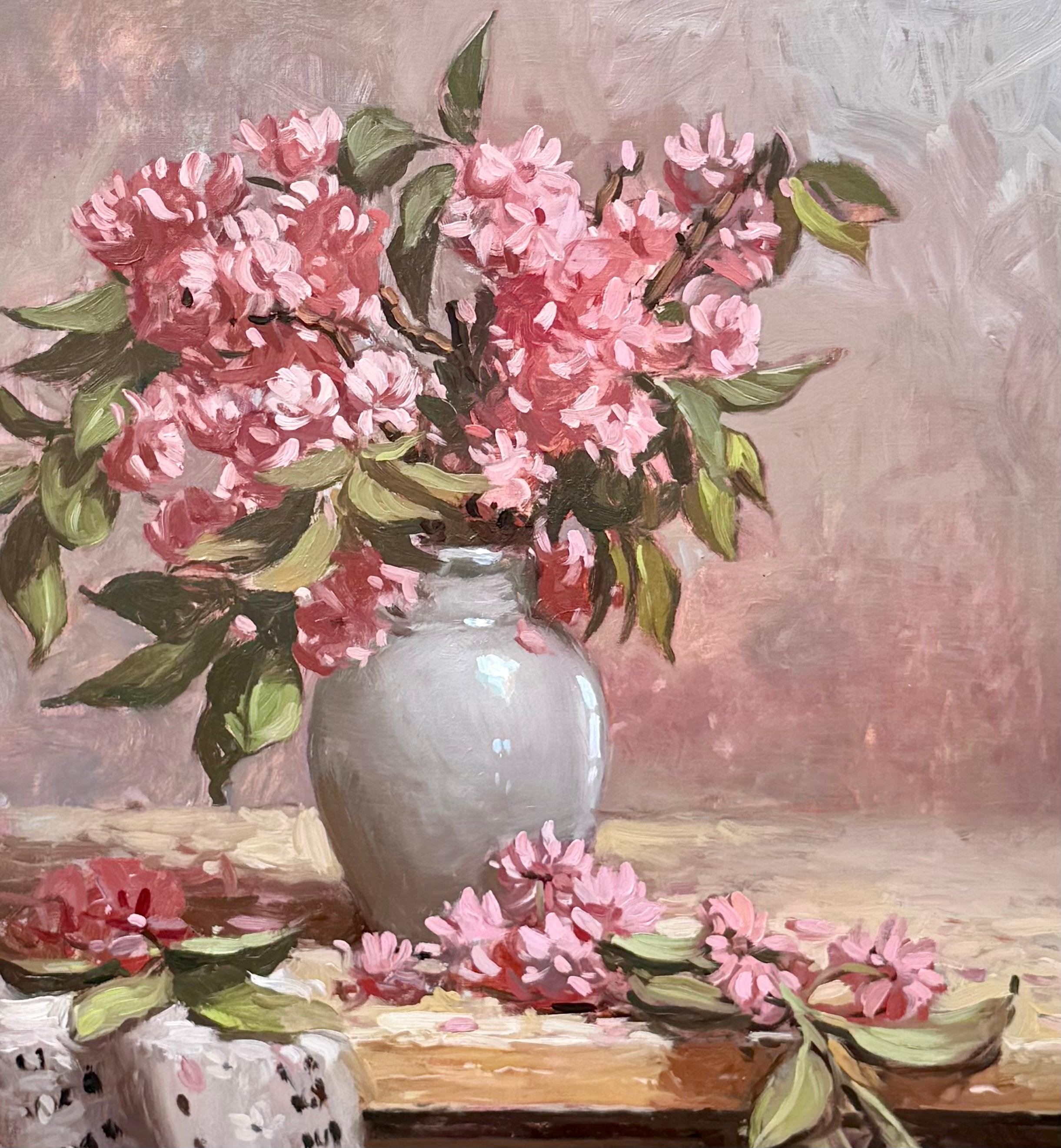 Óleo sobre lienzo que representa un vibrante jarrón de flores recién cortadas, firmado y fechado en la parte inferior derecha. Las dimensiones indicadas incluyen el marco.

El estilo pictórico de John C. Traynor recuerda a algunos pintores del siglo