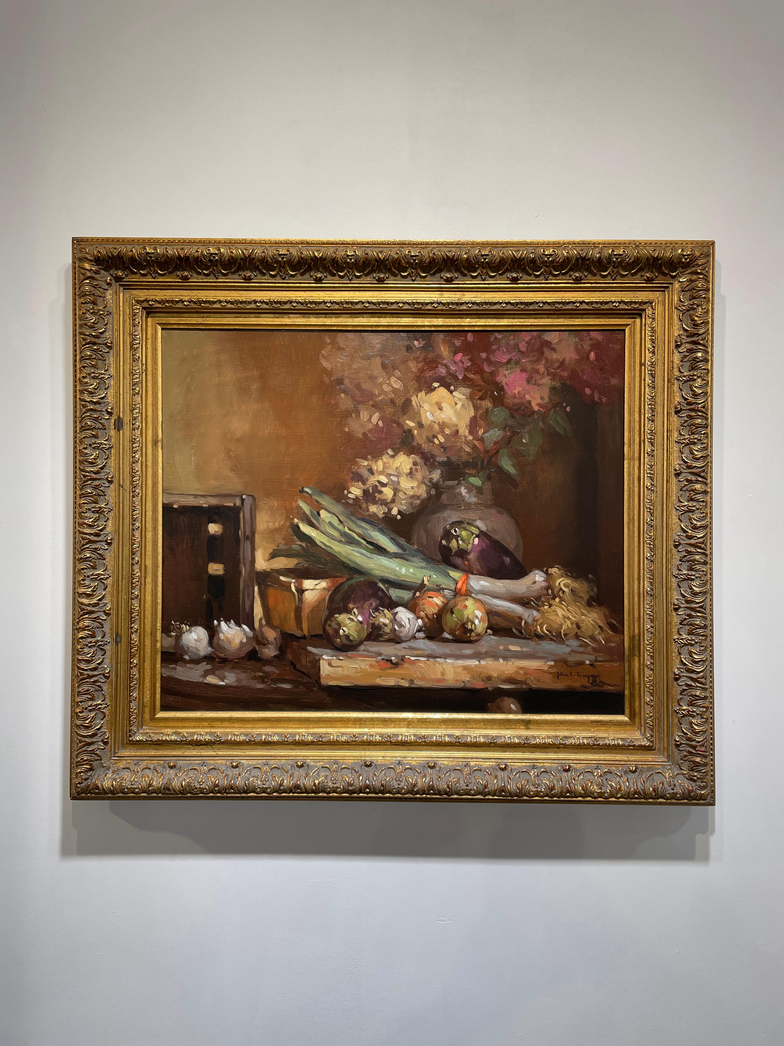 Questa natura morta impressionistica di Jon Traynor ritrae un tavolo di legno con un assortimento di ortaggi e un vaso di porcellana riempito con un bouquet di fiori. Nel complesso, il dipinto è caratterizzato da una tavolozza calda e terrosa che dà