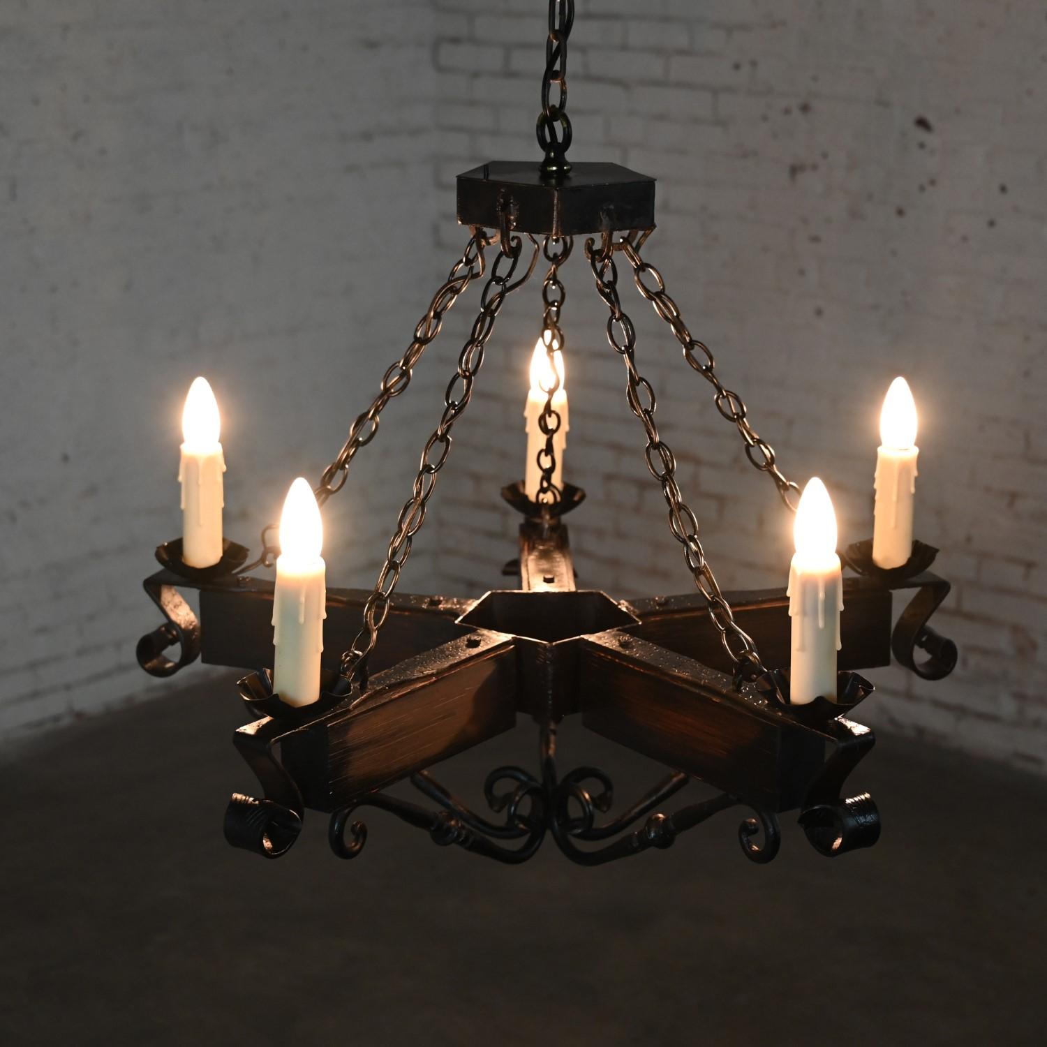 A.I.C. Cirden Lights Light suspendue de style gothique médiéval ou Revive espagnole  en vente 8