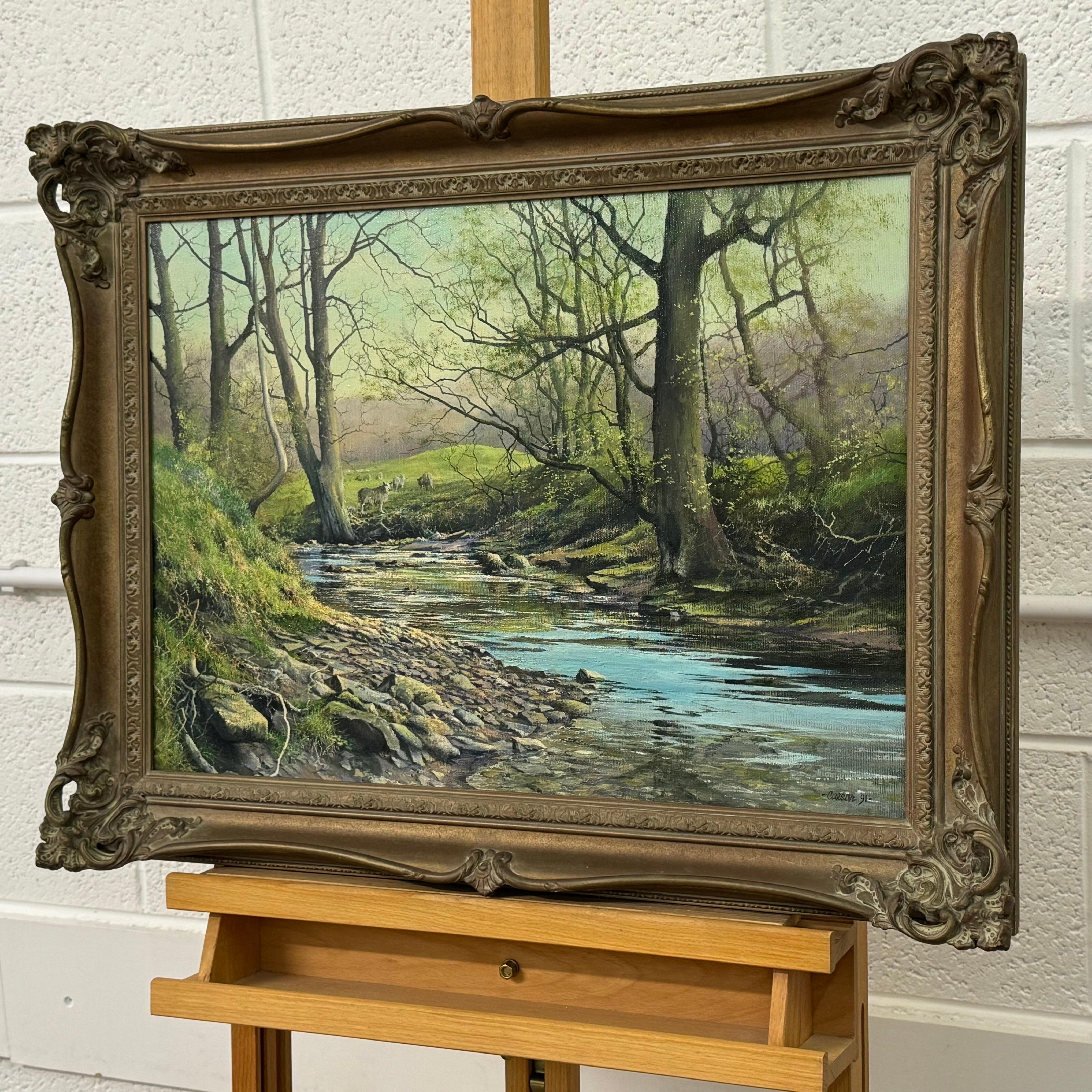 Pintura al óleo de una carrera de truchas en un río arbolado de la campiña inglesa - Animal Painting Marrón de John Caesar Smith