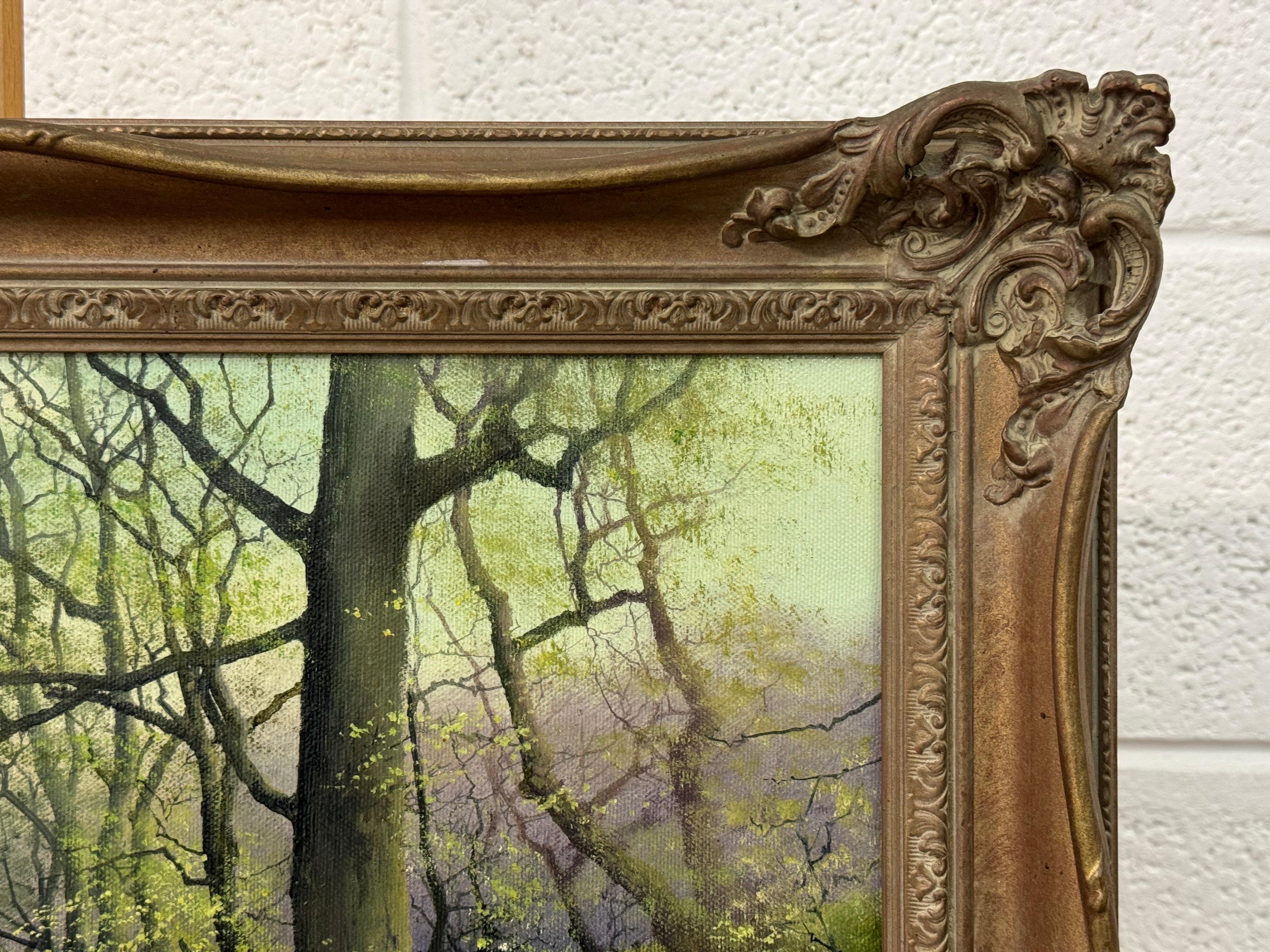 Pintura al óleo de una carrera de truchas en un río arbolado de la campiña inglesa del artista del siglo XX John Caesar Smith (británico, nacido en 1930) 

El arte mide 20 x 16 pulgadas 
El marco mide 26 x 22 pulgadas 

Original, Firmado y fechado