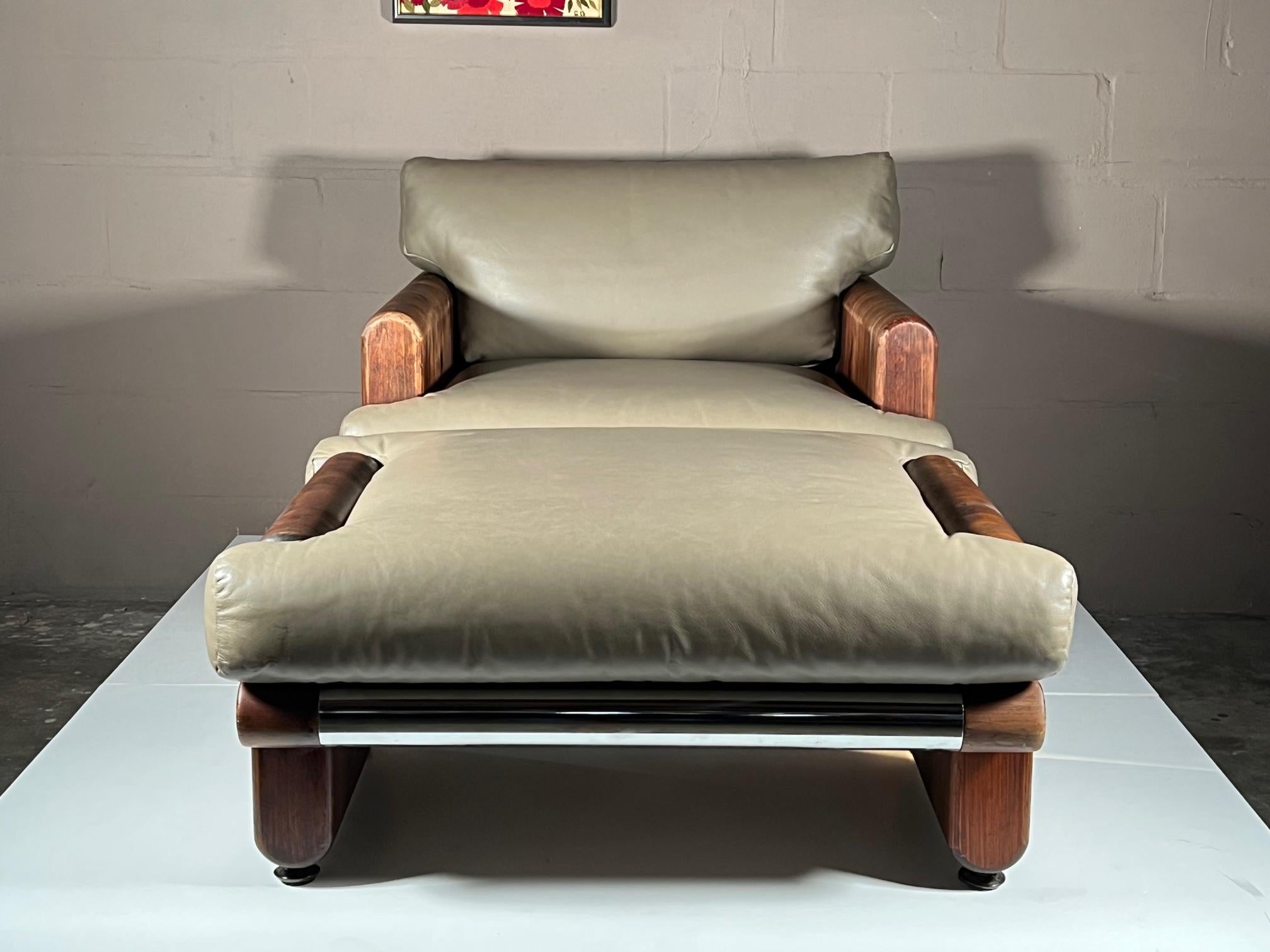 Ce rare fauteuil et ottoman, conçu par John Caldwell et fabriqué par California Furniture Shops, Ltd, est un excellent exemple de l'artisanat américain vers 1976. Fabriquée en pin stratifié, avec des détails chromés et des coussins en cuir, cette