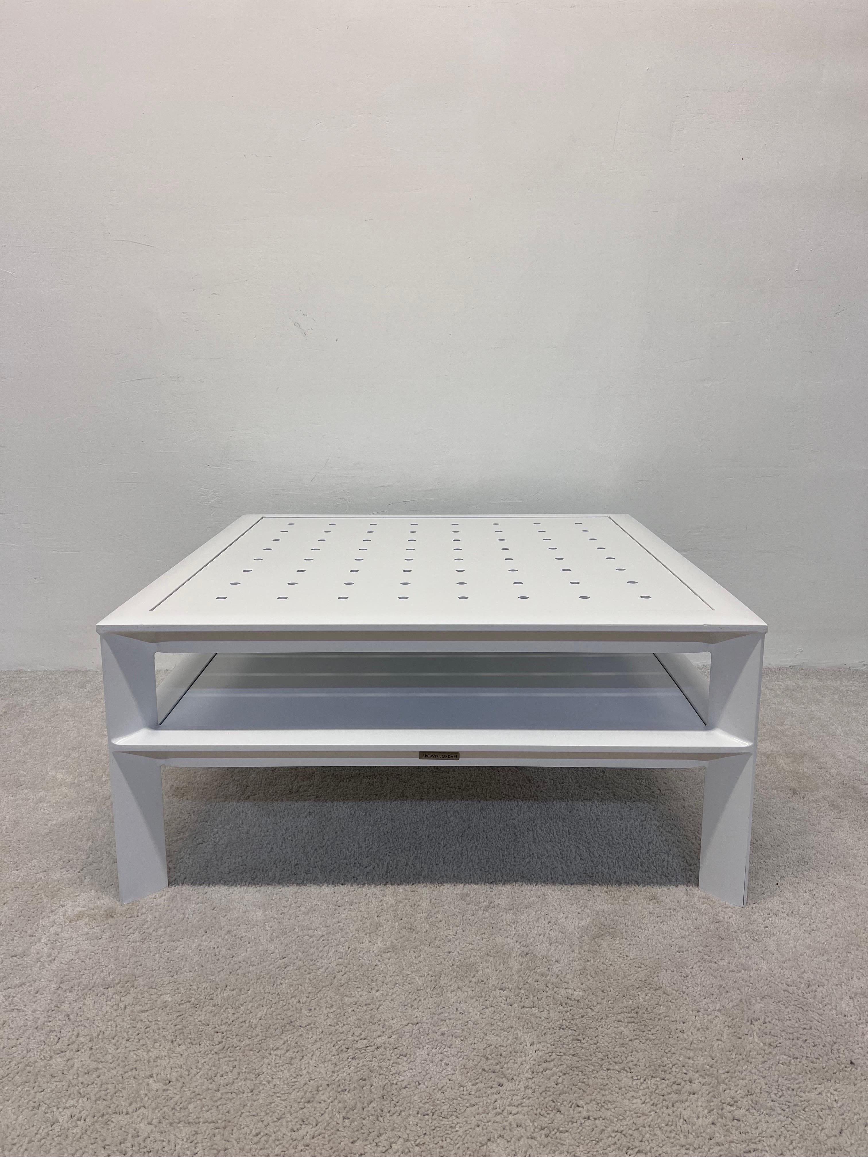 Table à café ou à cocktail d'extérieur en aluminium peint par poudrage blanc avec plateau perforé et étagère inférieure par John Caldwell pour Brown Jordan.

Nous avons deux tables disponibles.
Ref. # LU5392230980922.
