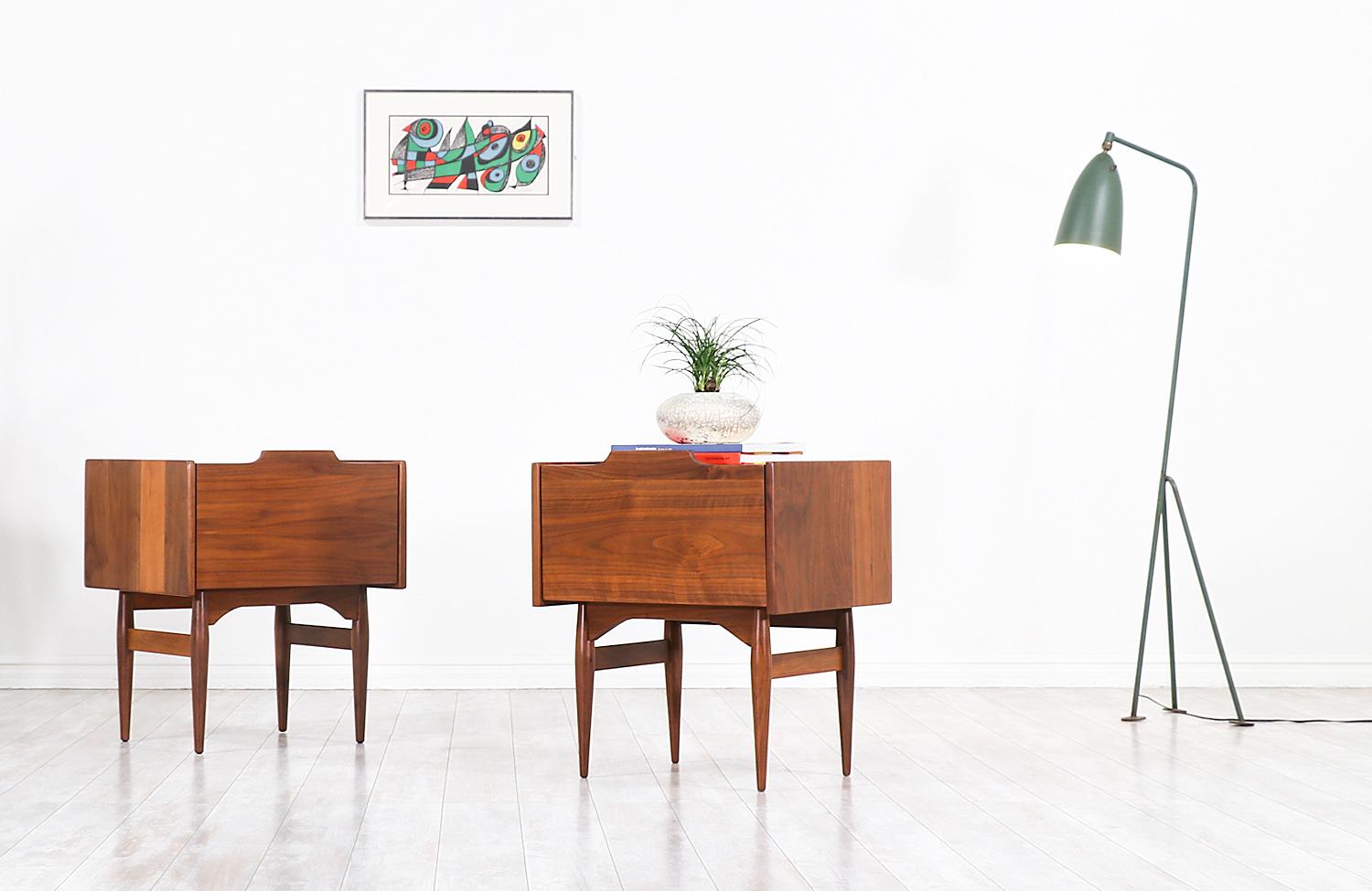 John Caldwell Walnut Nightstands for Brown & Saltman In Excellent Condition In Los Angeles, CA