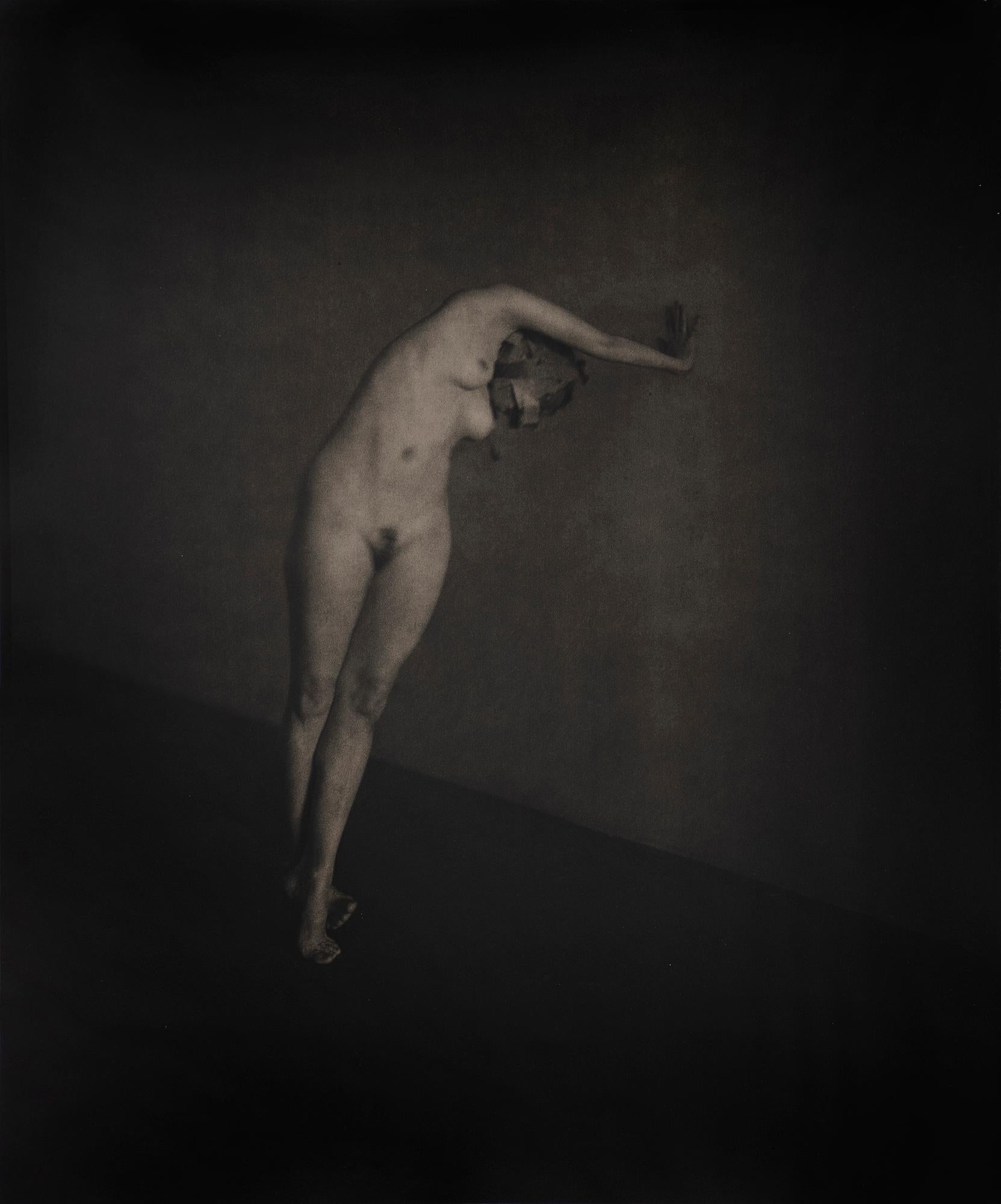 John Casado Nude Photograph – Ohne Titel 20233 - Lith-Silber-Gelatinesilberdruck - weiblicher figurativer Akt