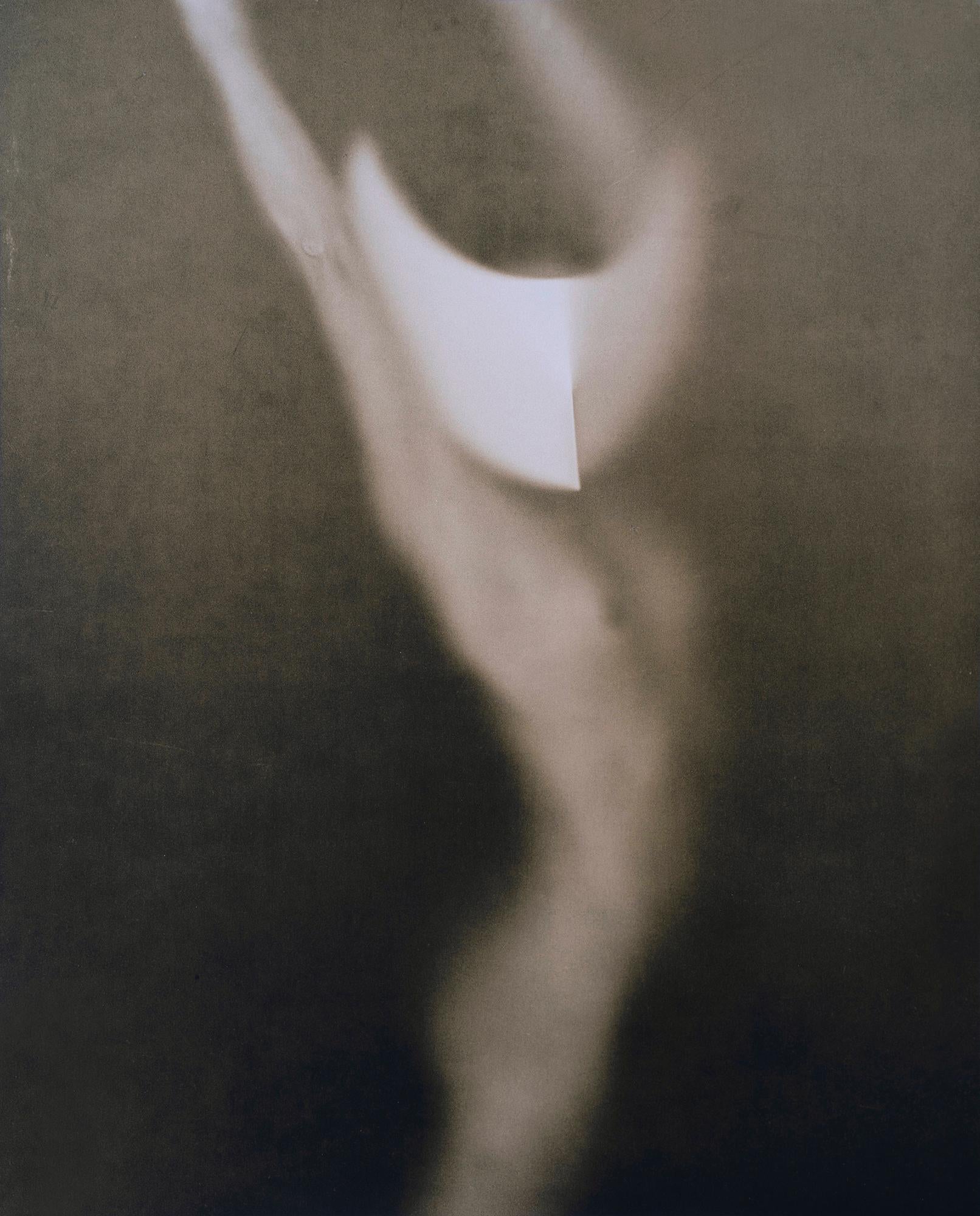 John Casado Nude Photograph – Ohne Titel 20247 - Silbergelatineabzug aus Leinen