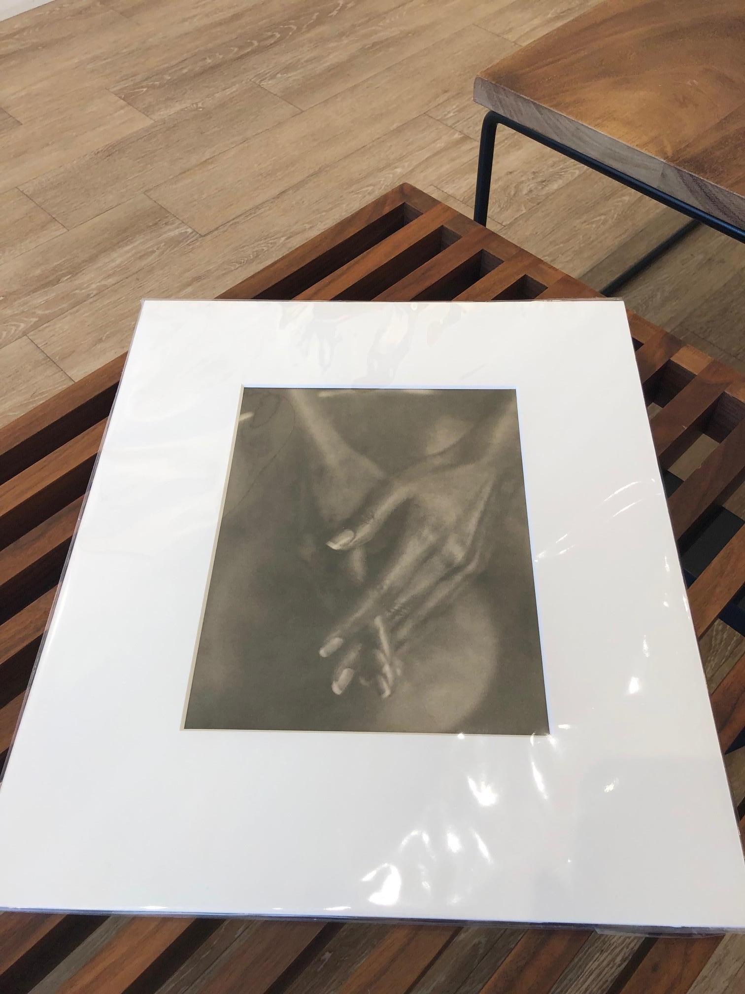 Les mains de la femme - tirage gélatino-argentique au lith / photographie de nature morte unique en vente 1