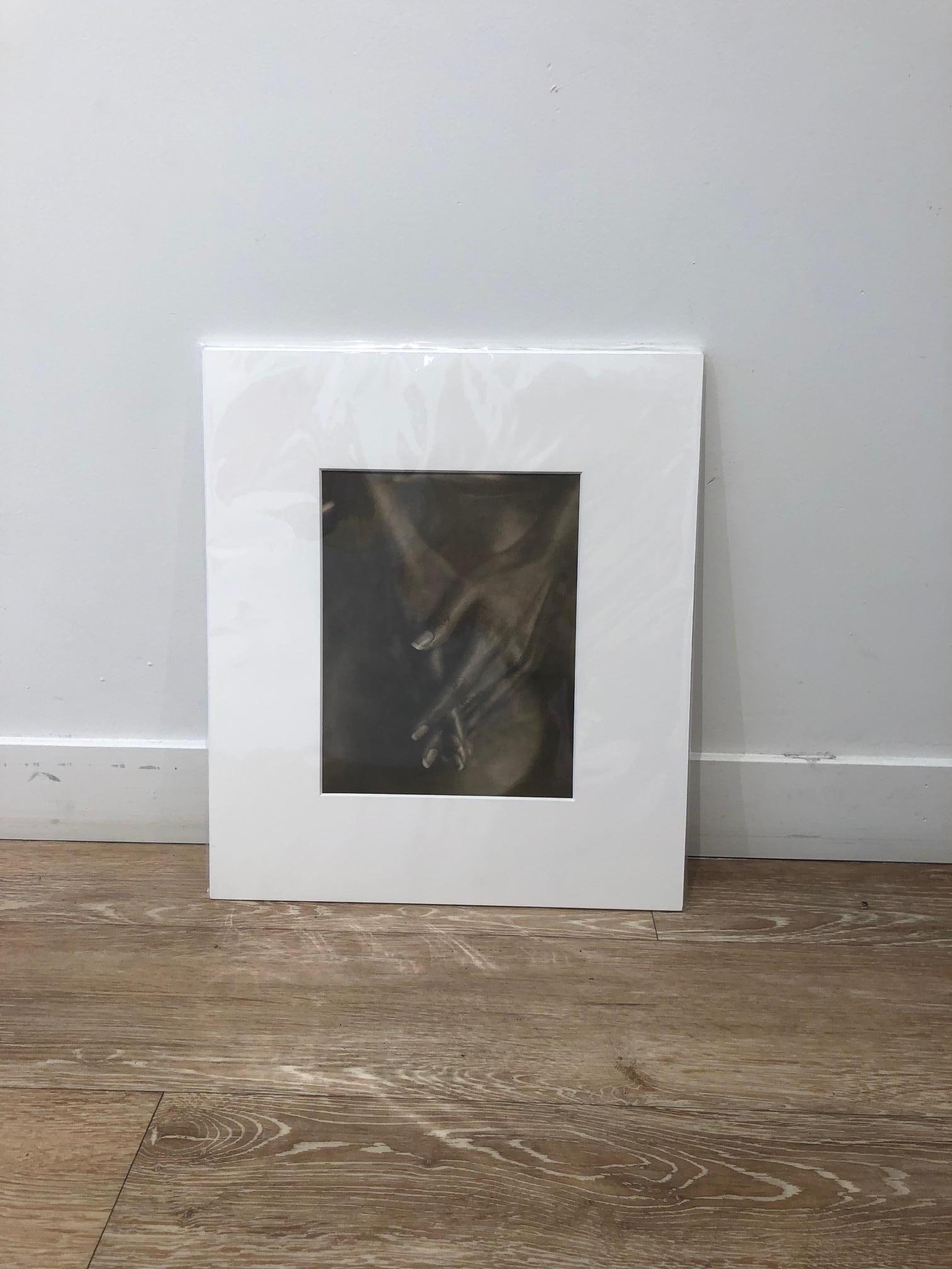 John Casado - Woman's Hands - Lithium-Silber-Gelatine-Fotodruck - 10 x 8 Zoll vertikal.  Professionell mattiert und in einem Archiv Präsentation Matte und Hülse zurück. äußeren Abmessungen sind: 14 3/4 x 10 3/4 Zoll. Einzigartiger Druck. Einer