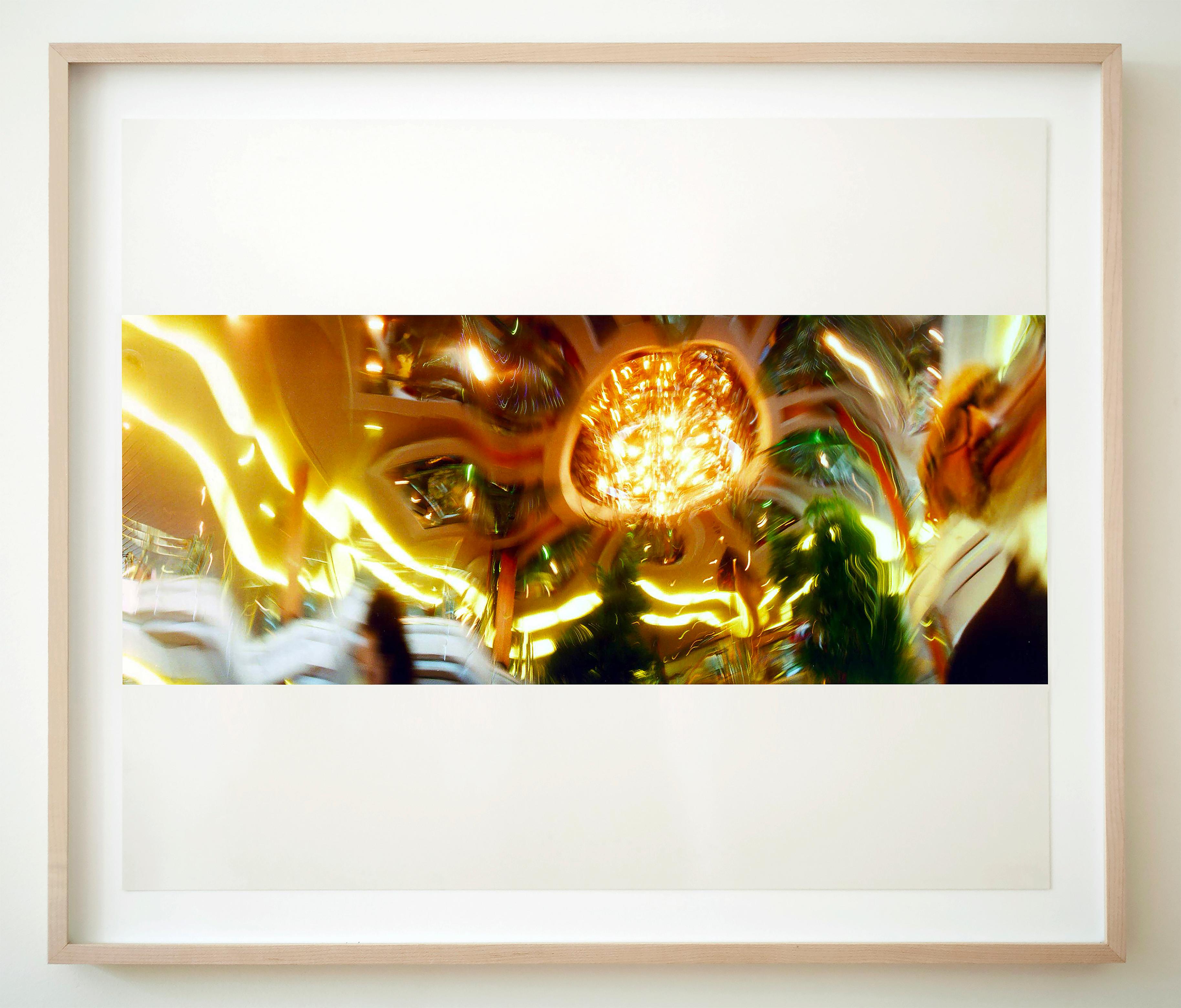 [Sin título] Barco de luces navideñas - Photograph de John Chamberlain