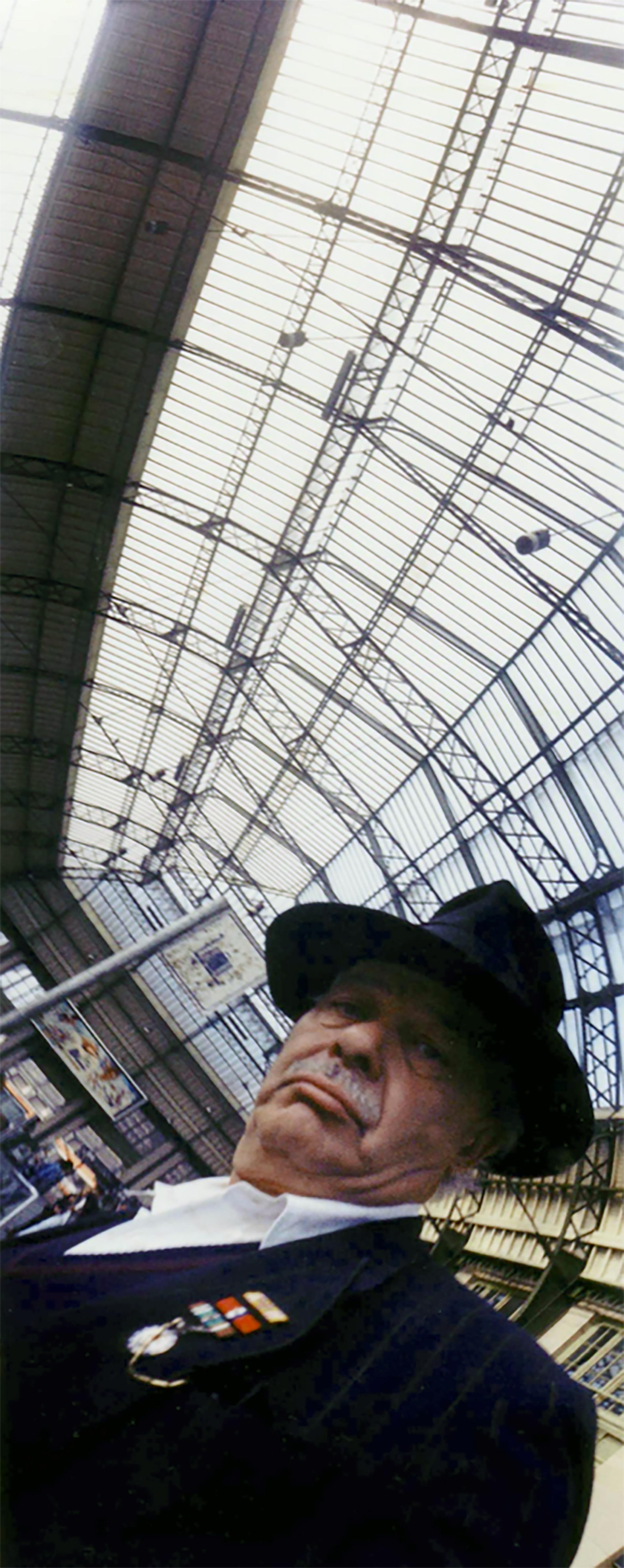 Sin título (Autorretrato Estación de tren de París) - Photograph Expresionismo abstracto de John Chamberlain