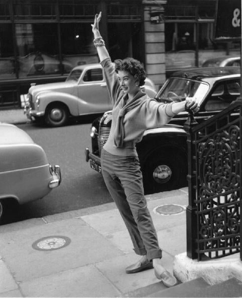"Sammlung Falaise" von John Chillingworth

Ein von Maxime de la Falaise für den englischen Markt entworfenes Outfit. Das Modell trägt einen mandarinenfarbenen Pullover mit Krawatte zu einer aprikosenroten, spitz zulaufenden Hose aus Rindsleder.