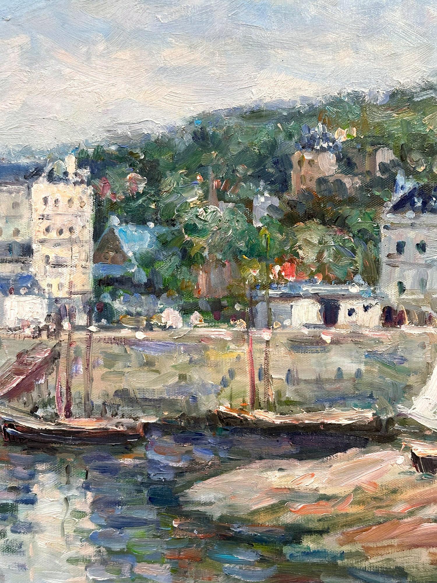 Une peinture à l'huile magistrale représentant une scène portuaire méditerranéenne de Trouville-sur-Mer, communément appelée Trouville, avec les bâtiments de la ville à l'arrière-plan et des voiliers, par l'artiste britannico-américain John Clymer.