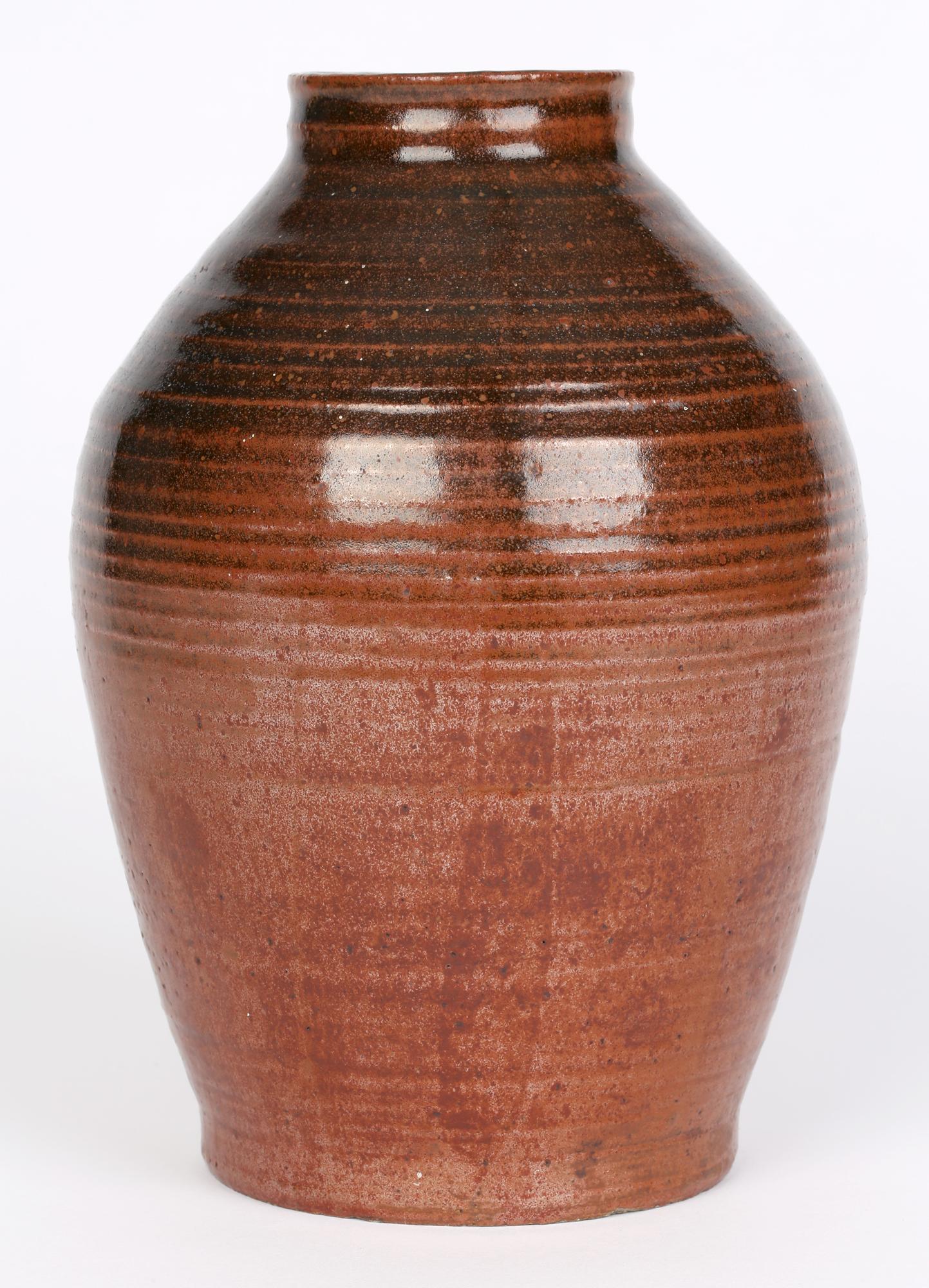 Mid-Century moderno John Cole Pottery Vaso in Studio Pottery con smalto marrone in vendita