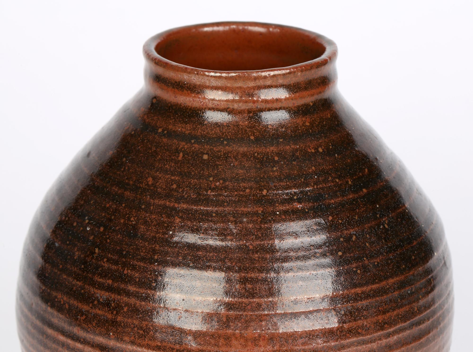Inglese John Cole Pottery Vaso in Studio Pottery con smalto marrone in vendita