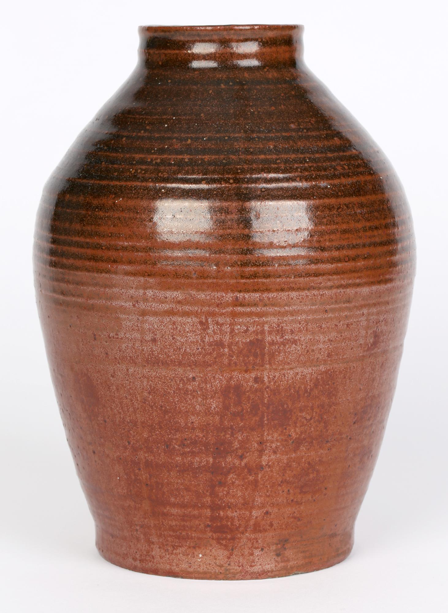 John Cole Pottery Vaso in Studio Pottery con smalto marrone In condizioni buone in vendita a Bishop's Stortford, Hertfordshire