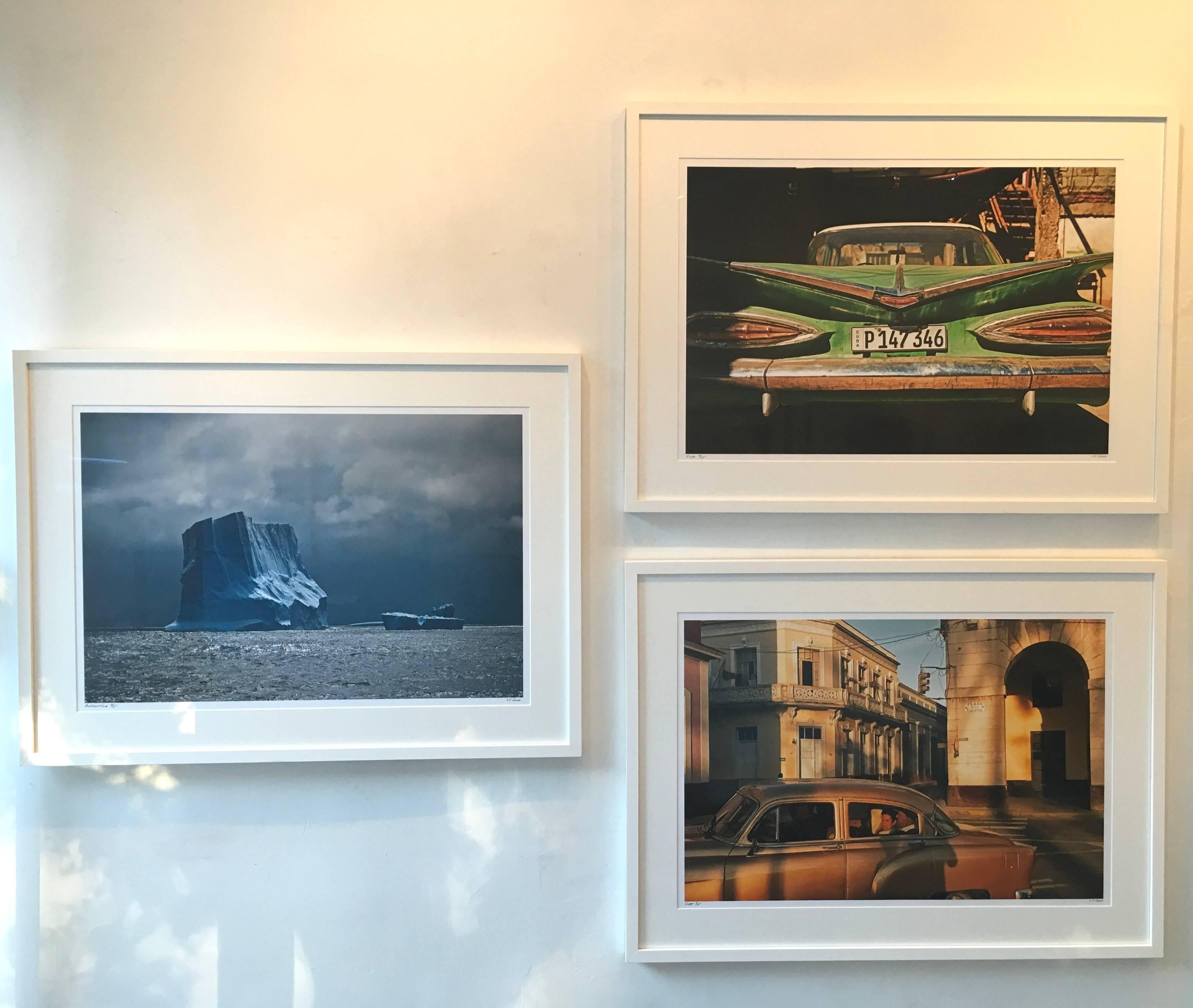 Antarctica #11, Eisberg, Fotografie in limitierter Auflage, Blauer, grauer Himmel, ungerahmt (Amerikanischer Realismus), Photograph, von John Conn