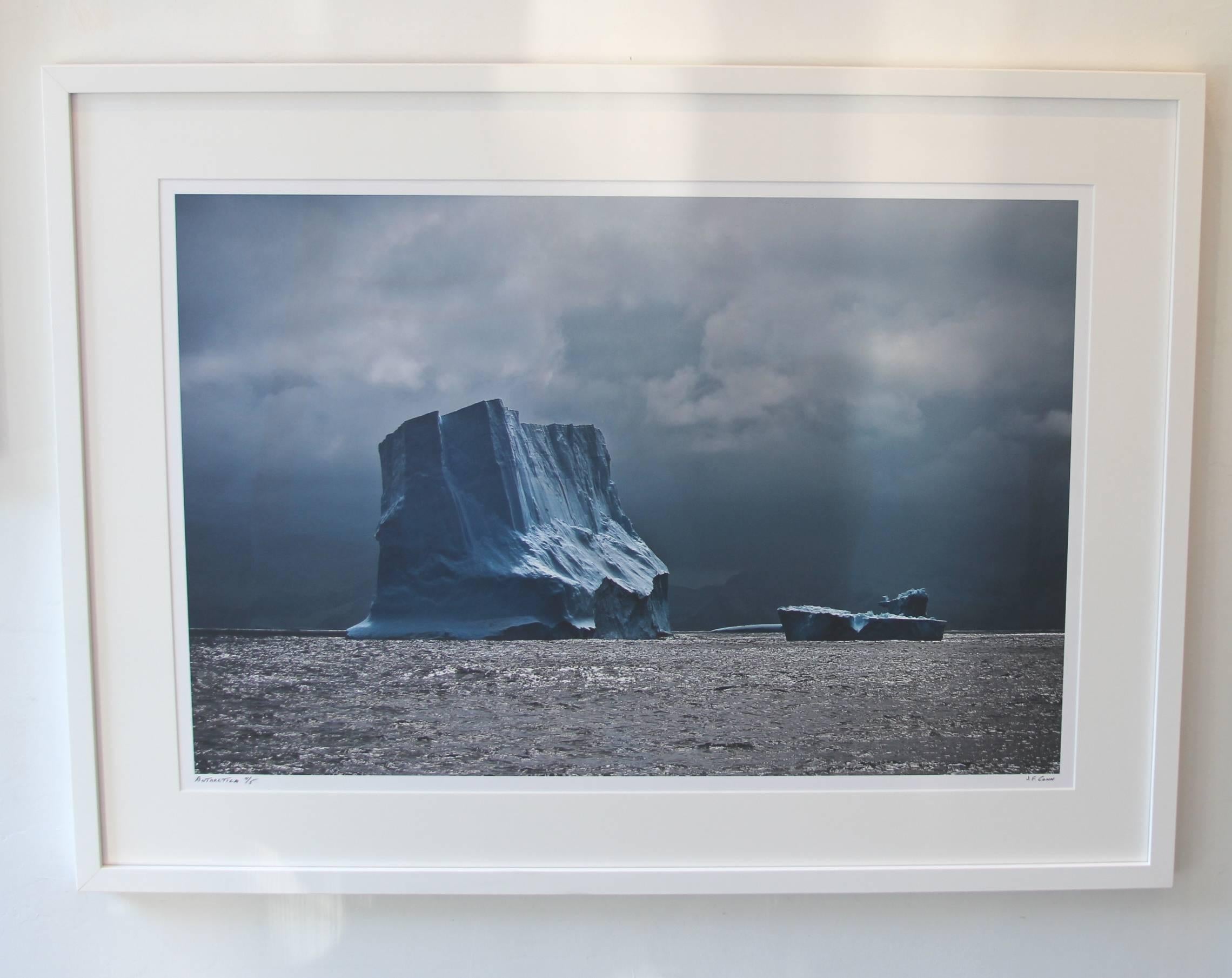 Antarctica #119, Farbfotografie, limitierte Auflage, Reisen, Blau, Wasser, Eisberg