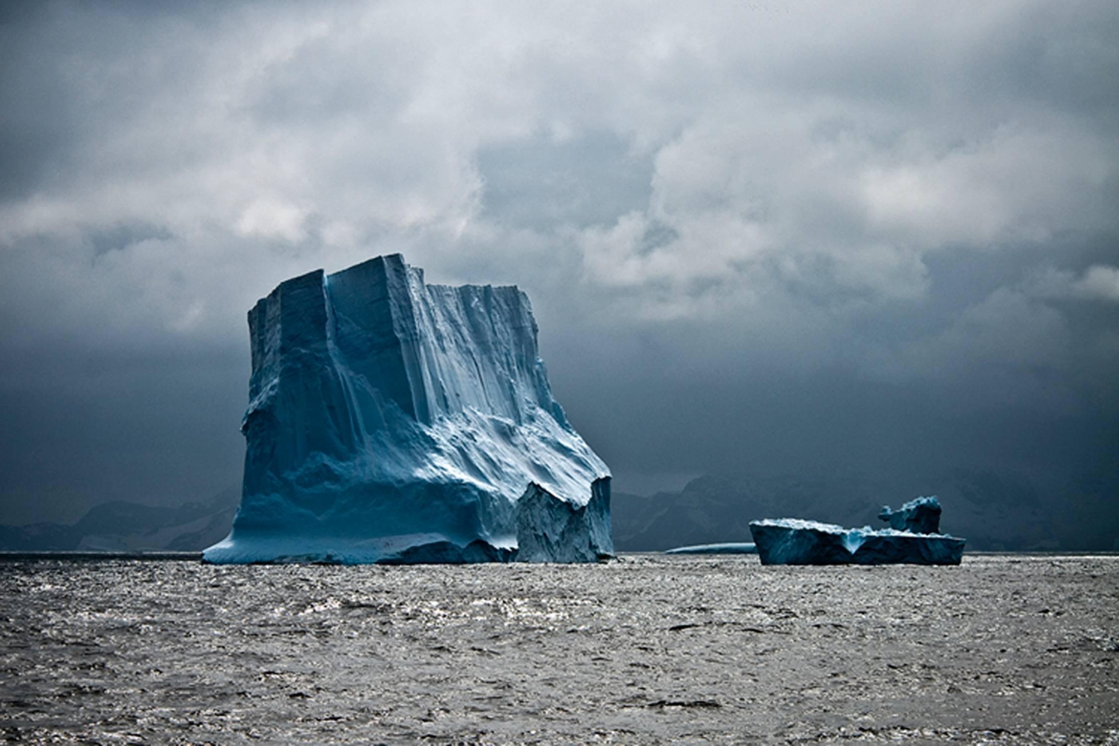 Antarktis #119 Klein, Farbfotografie, Limitierte Auflage, Reisen, Eisberg – Print von John Conn