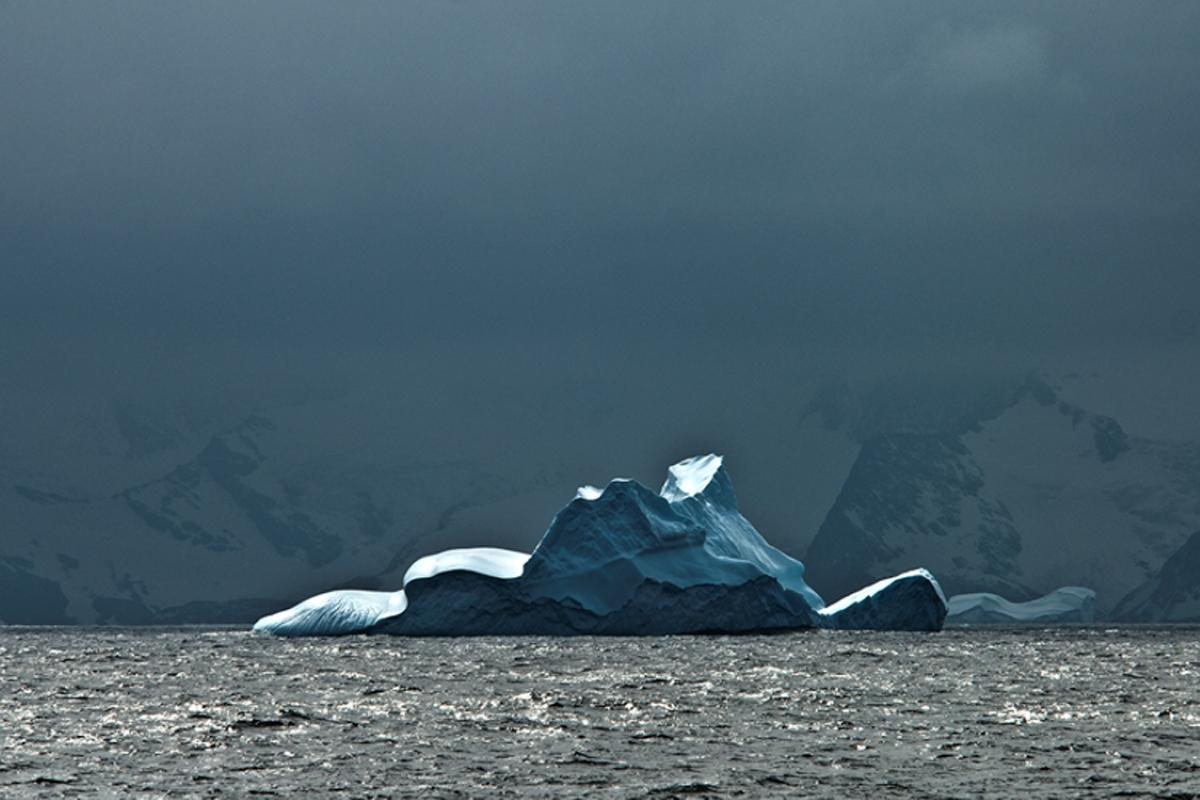 Antarctica 25, Eisberg, Fotografie, ungerahmt, Heimbüro, Reisen, Blues – Print von John Conn