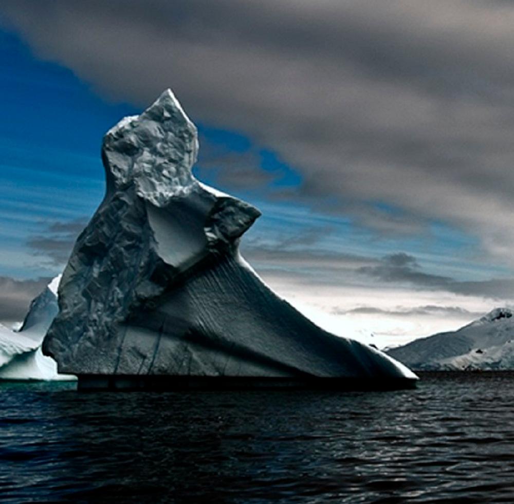 Antarctica 29, Eisberg, Fotografie, Blau, Meer, ungerahmt, Büro, Reisen – Photograph von John Conn
