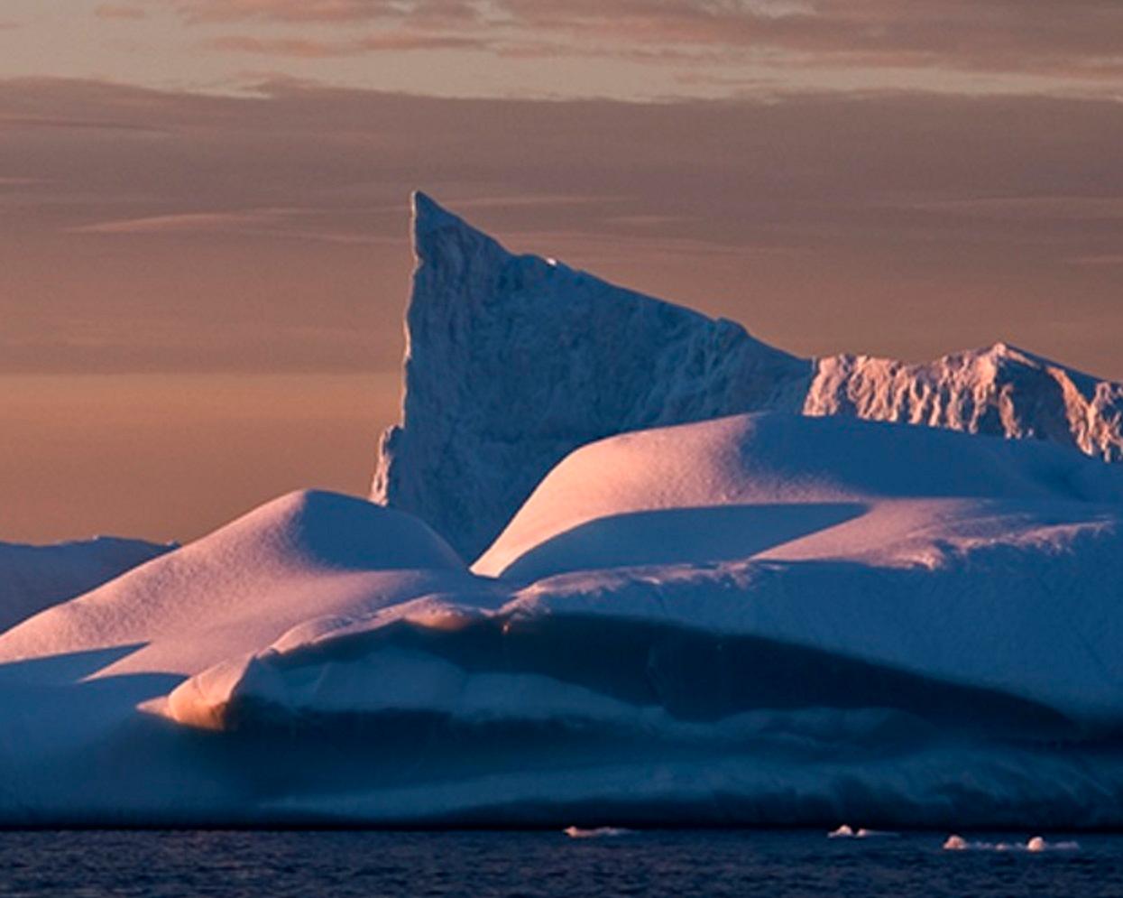 Antarctica 66, Eisberg, Fotografie, Blau, Rosa, ungerahmt, Büro, Reisen – Print von John Conn