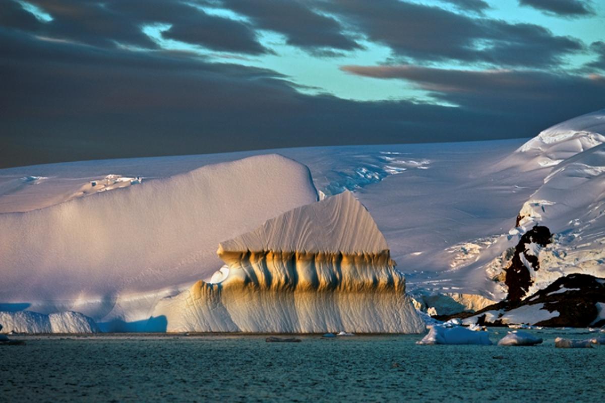 Antarctica 93, Eisberg, Blau, Fotografie, ungerahmt, Homeoffice, Reisen, Klima – Print von John Conn