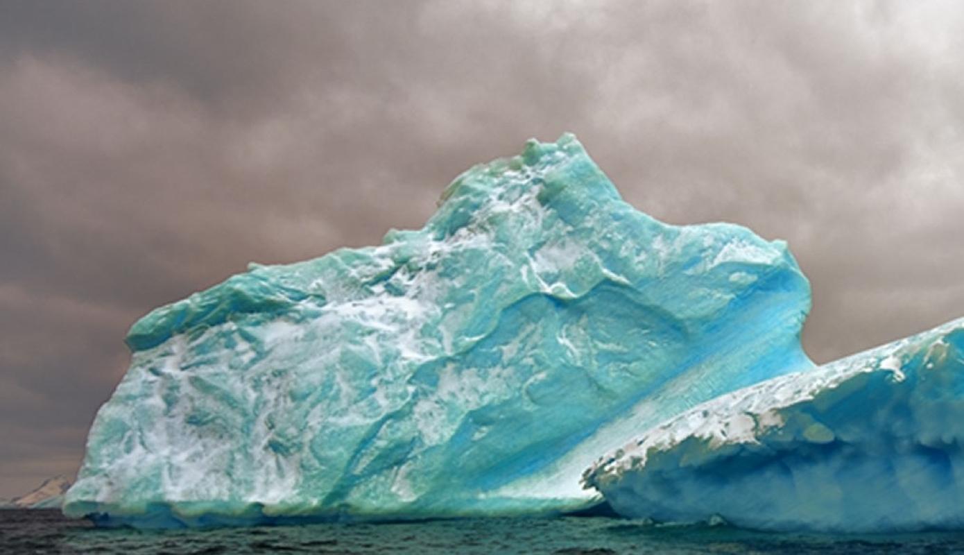 Antarctica 98 Petite photographie couleur  Icebergs, Voyage, Edition limitée - Photograph de John Conn