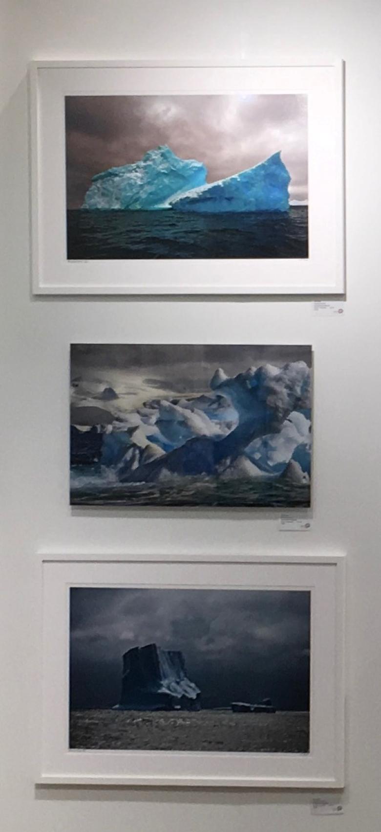 Antarctica #98 small est une photographie en édition limitée prise par John Conn en 2010.  Il s'agit d'une image 13x19, imprimée sur du papier d'archives 16x22.  Il comprend deux Icebergs.   Il est signé et numéroté.  Il s'agit d'une édition de 10