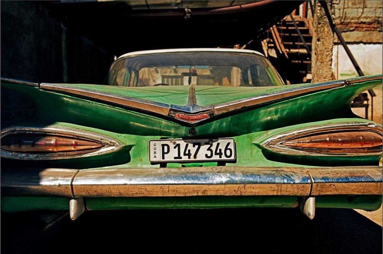 Cuba 30, Grünes Auto, Reisen, Vintage- Auto, limitierte Auflage, Farbfotografie – Photograph von John Conn