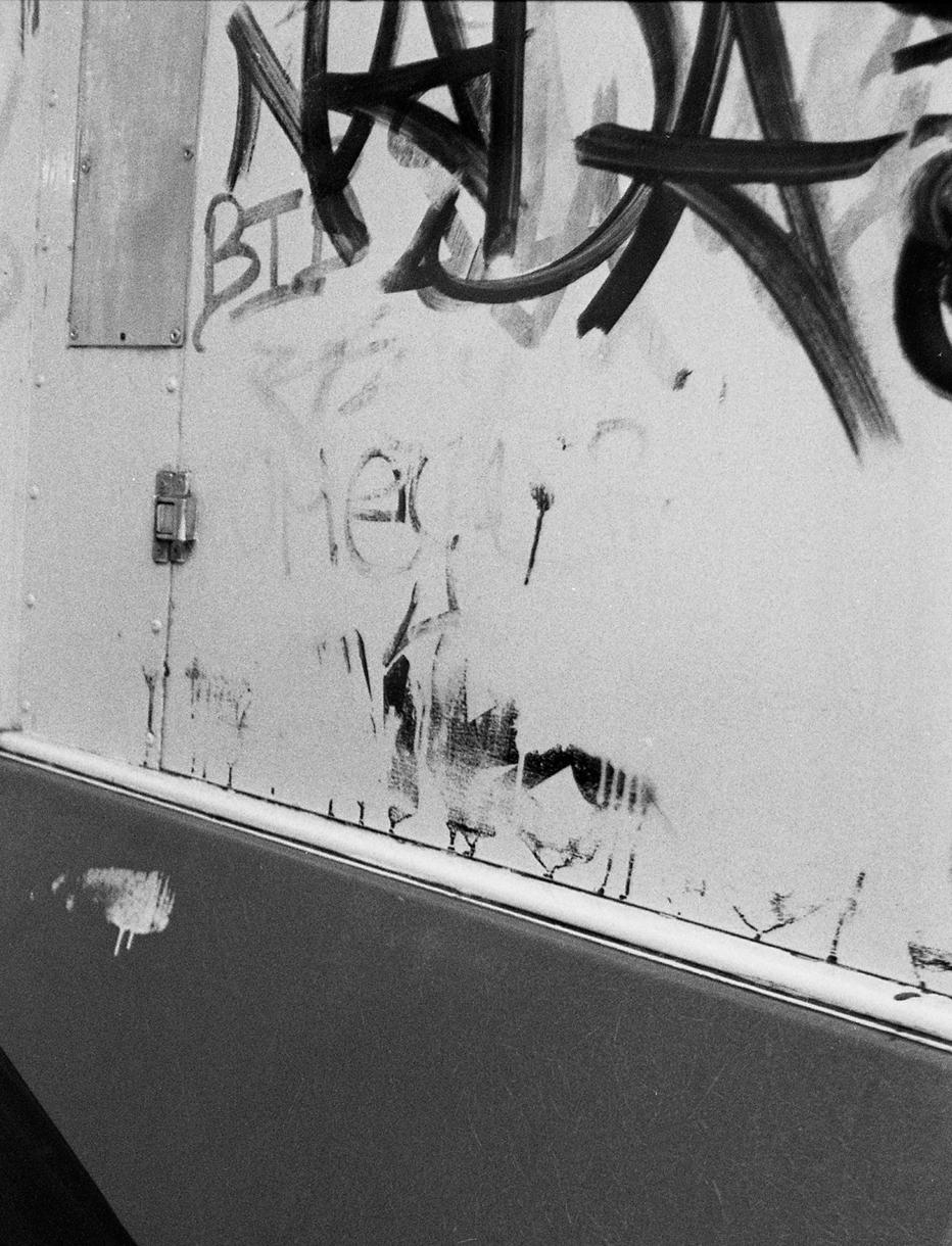 Nun, U-Bahn, Schwarz-Weiß-Fotografie in limitierter Auflage, NYC, 1970er, 1980er Jahre (Amerikanischer Realismus), Photograph, von John Conn