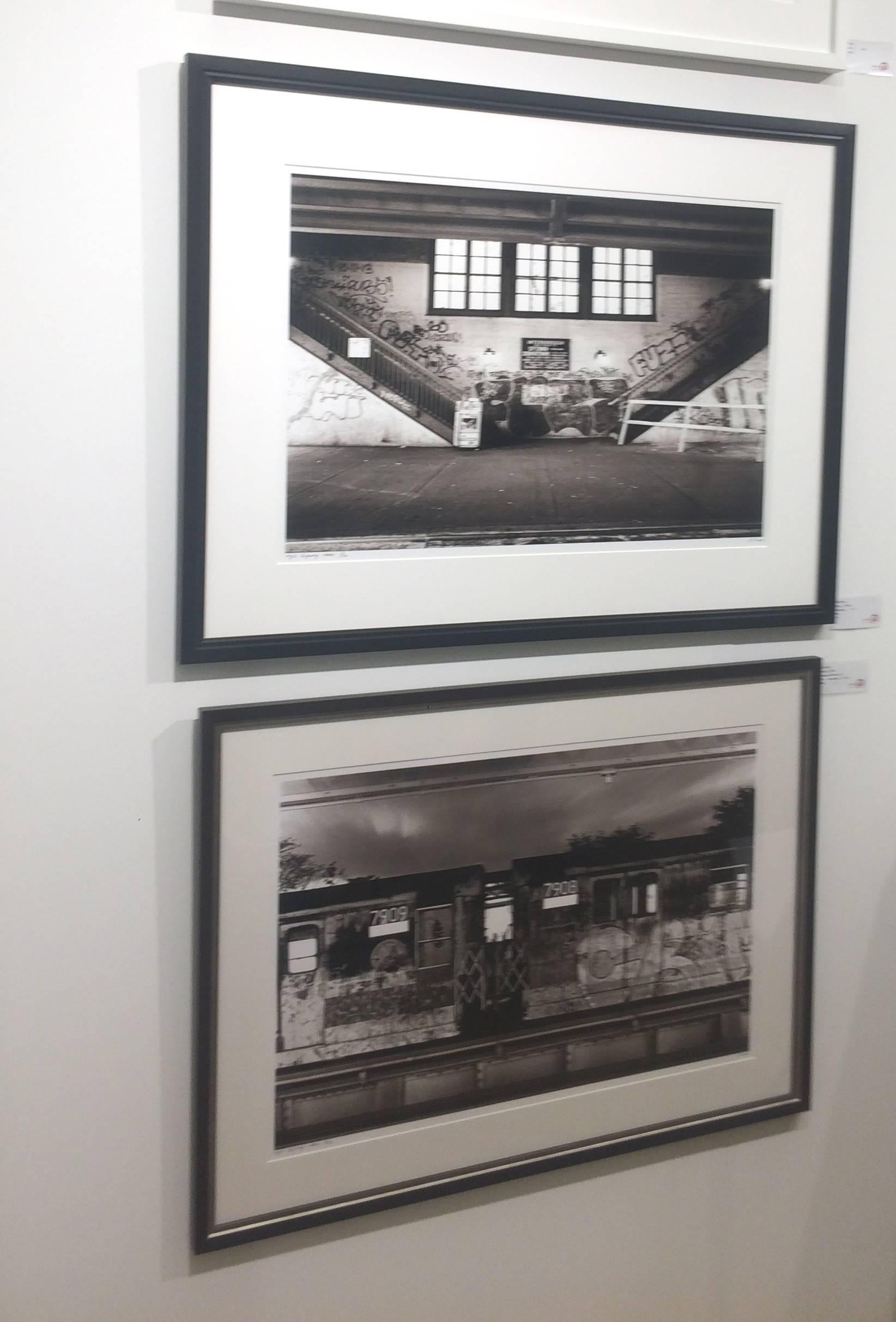 John Conns New York City Subway-Fotografien in limitierter Auflage wurden ursprünglich zwischen 1975 und 1982 aufgenommen.  Jedes Schwarz-Weiß-Foto ist signiert und nummeriert.   Auflage von 15.  20x30 Bild gedruckt auf 24x36 Archivpapier. Dieses