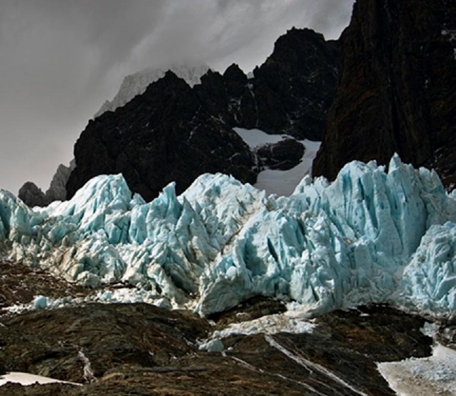 Patagonia #32, Iceberg, Fotografie, Blau, Schwarz, ungerahmt, Heimbüro, mancave – Print von John Conn