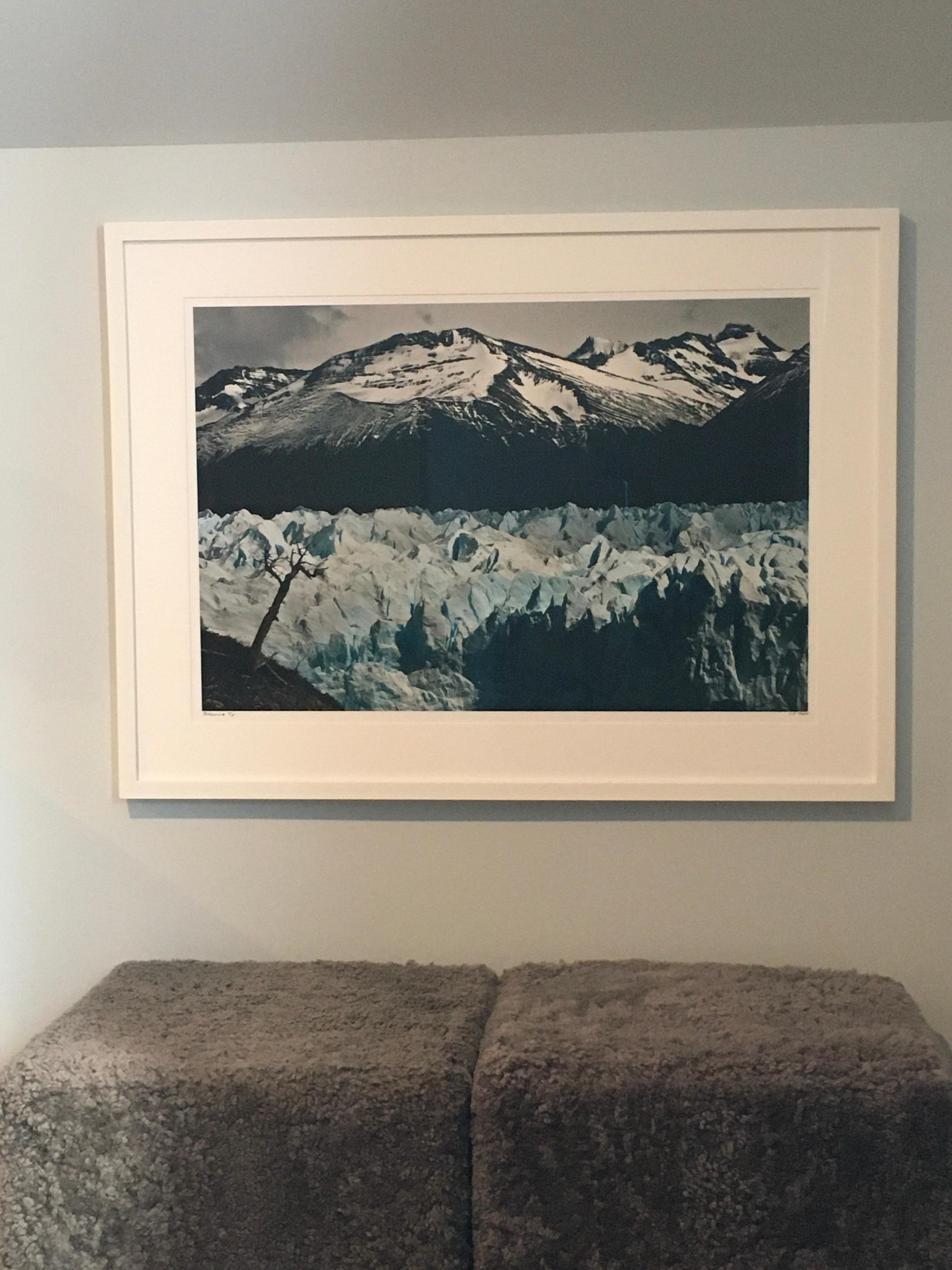 Patagonia #32, Iceberg, Fotografie, Blau, Schwarz, ungerahmt, Heimbüro, mancave (Amerikanischer Realismus), Print, von John Conn