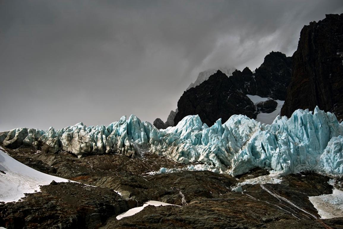 John Conn Landscape Print – Patagonia #32, Iceberg, Fotografie, Blau, Schwarz, ungerahmt, Heimbüro, mancave